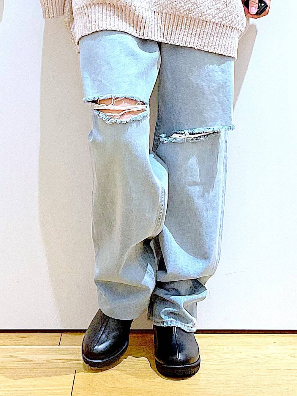 ホワイト系のニット/セーター、ブラック系のショルダーバッグ、ブラック系のブーツを着用したレディースの冬コーディネートの8枚目の写真