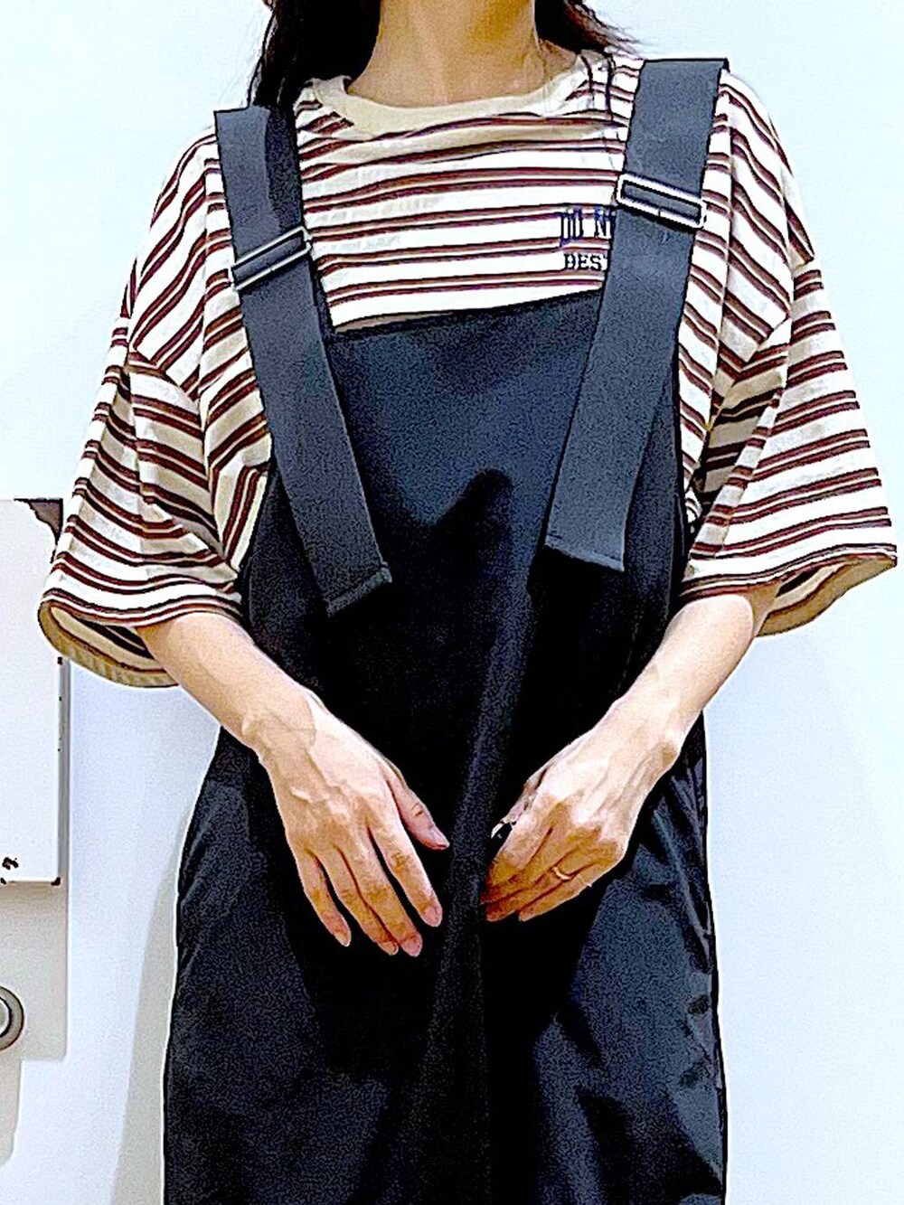 ホワイト系のショルダーバッグ、ブラック系のワンピース、ベージュ系のサンダルを着用したレディースの春コーディネートの7枚目の写真