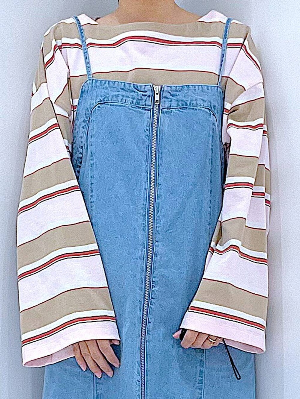 ホワイト系のショルダーバッグ、ピンク系のTシャツ/カットソー、グレー系のシュシュを着用したレディースの春コーディネートの7枚目の写真