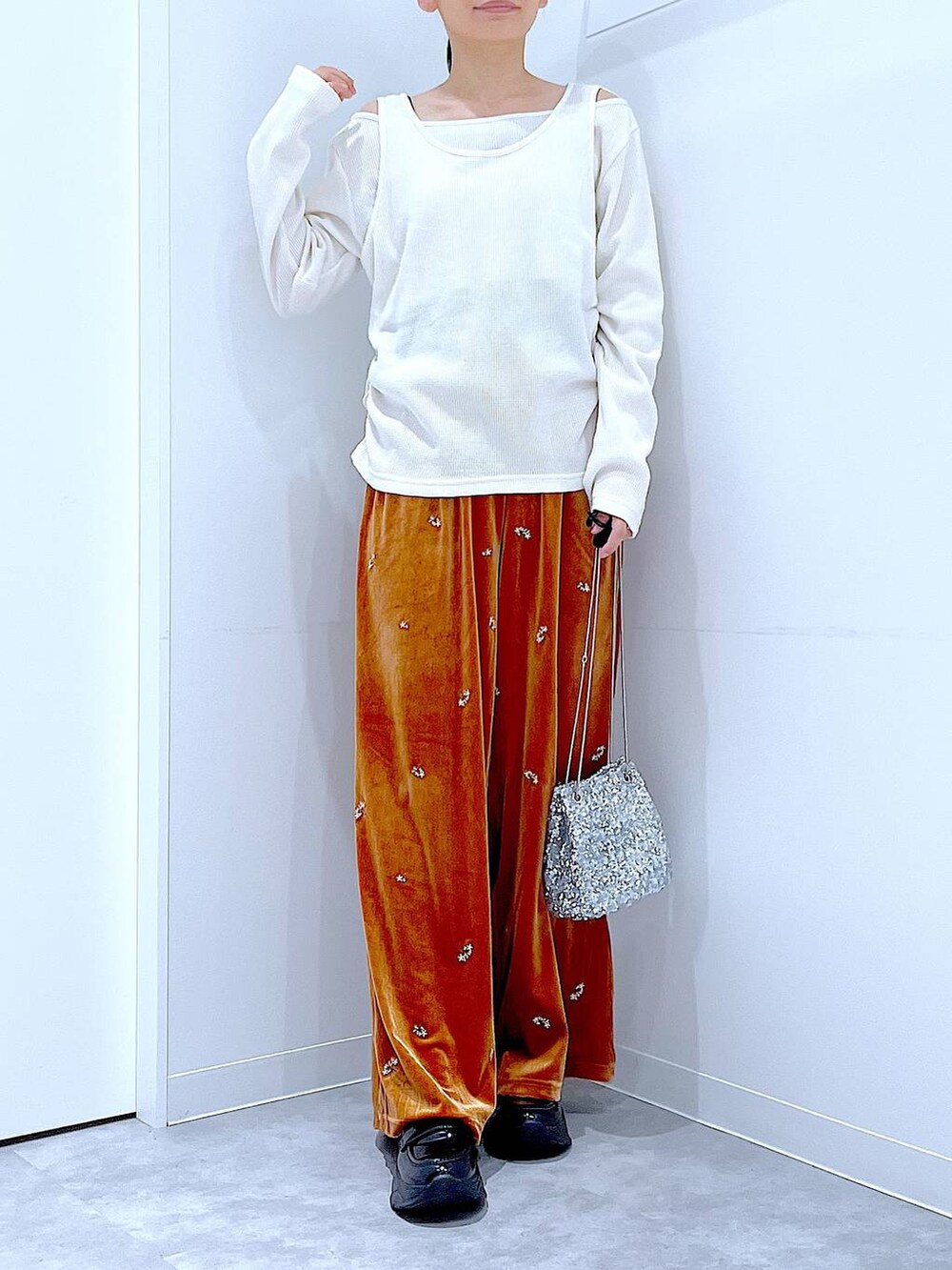 シルバー系のショルダーバッグ、ブラック系のローファー、ベージュ系のTシャツ/カットソーを着用したレディースの秋コーディネートの6枚目の写真