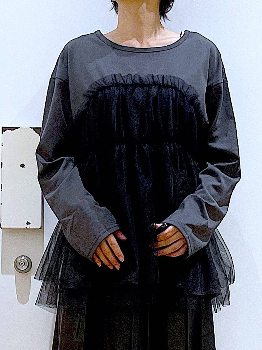 ホワイト系のショルダーバッグ、シルバー系のパンプス、ブラック系のスカートを着用したレディースの秋コーディネートの7枚目の写真