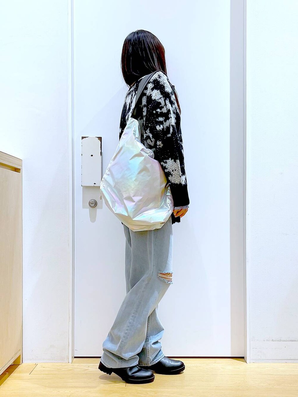 ブルー系のTシャツ/カットソー、ブラック系のブーツ、ブルー系のデニムパンツを着用したレディースの冬コーディネートの4枚目の写真