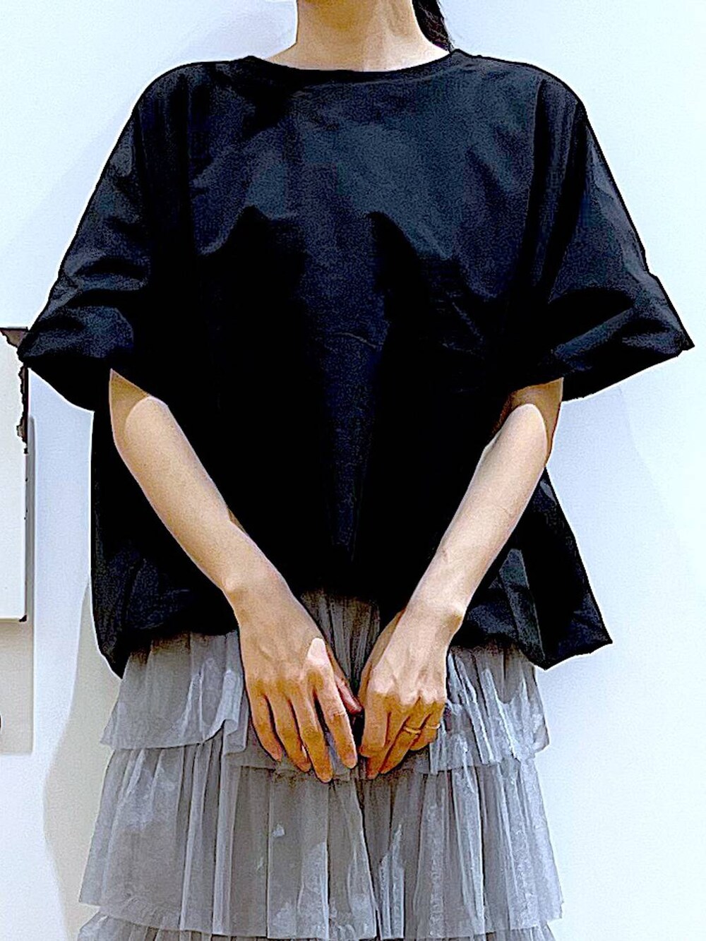 ブラック系のTシャツ/カットソー、ブラック系のパンプス、ブルー系のハンドバッグを着用したレディースの春コーディネートの7枚目の写真