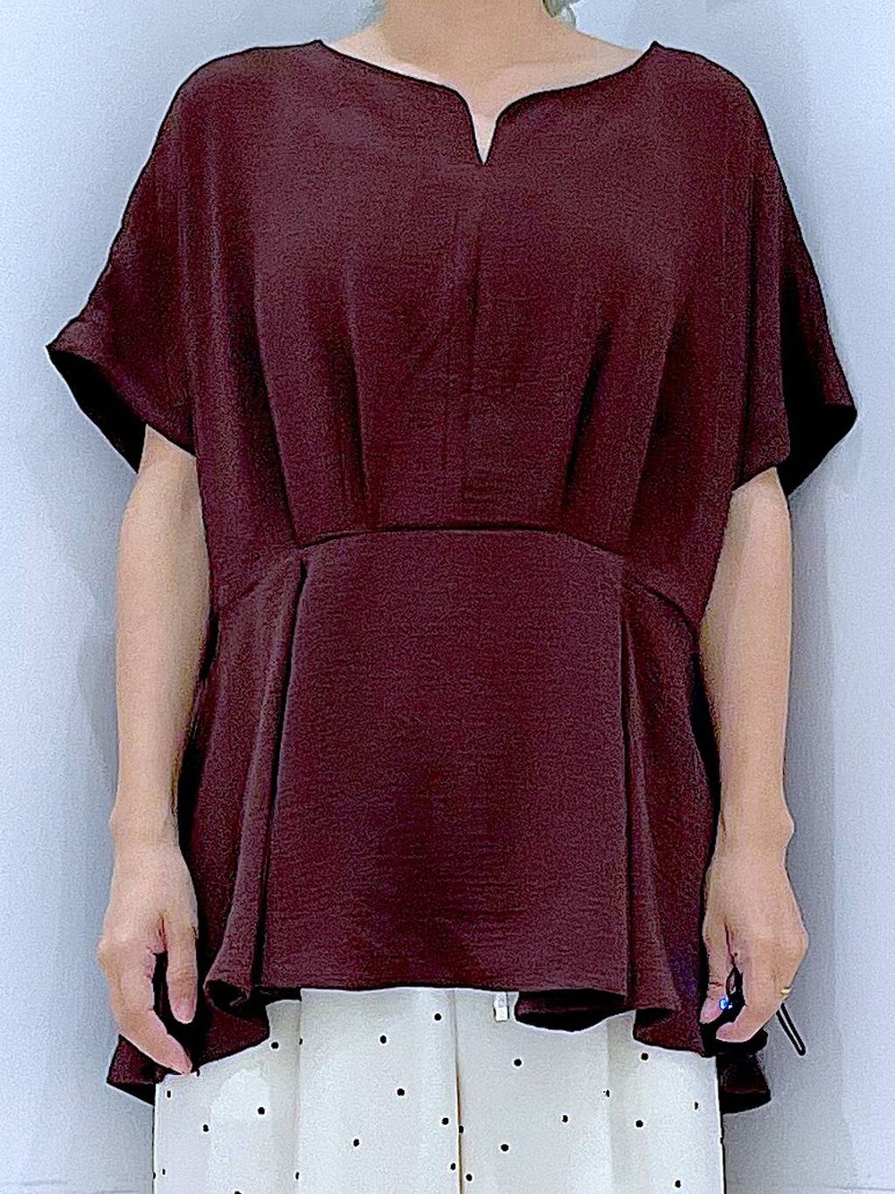 その他のその他パンツ、ベージュ系のショルダーバッグ、ブラック系のサンダルを着用したレディースの夏コーディネートの7枚目の写真