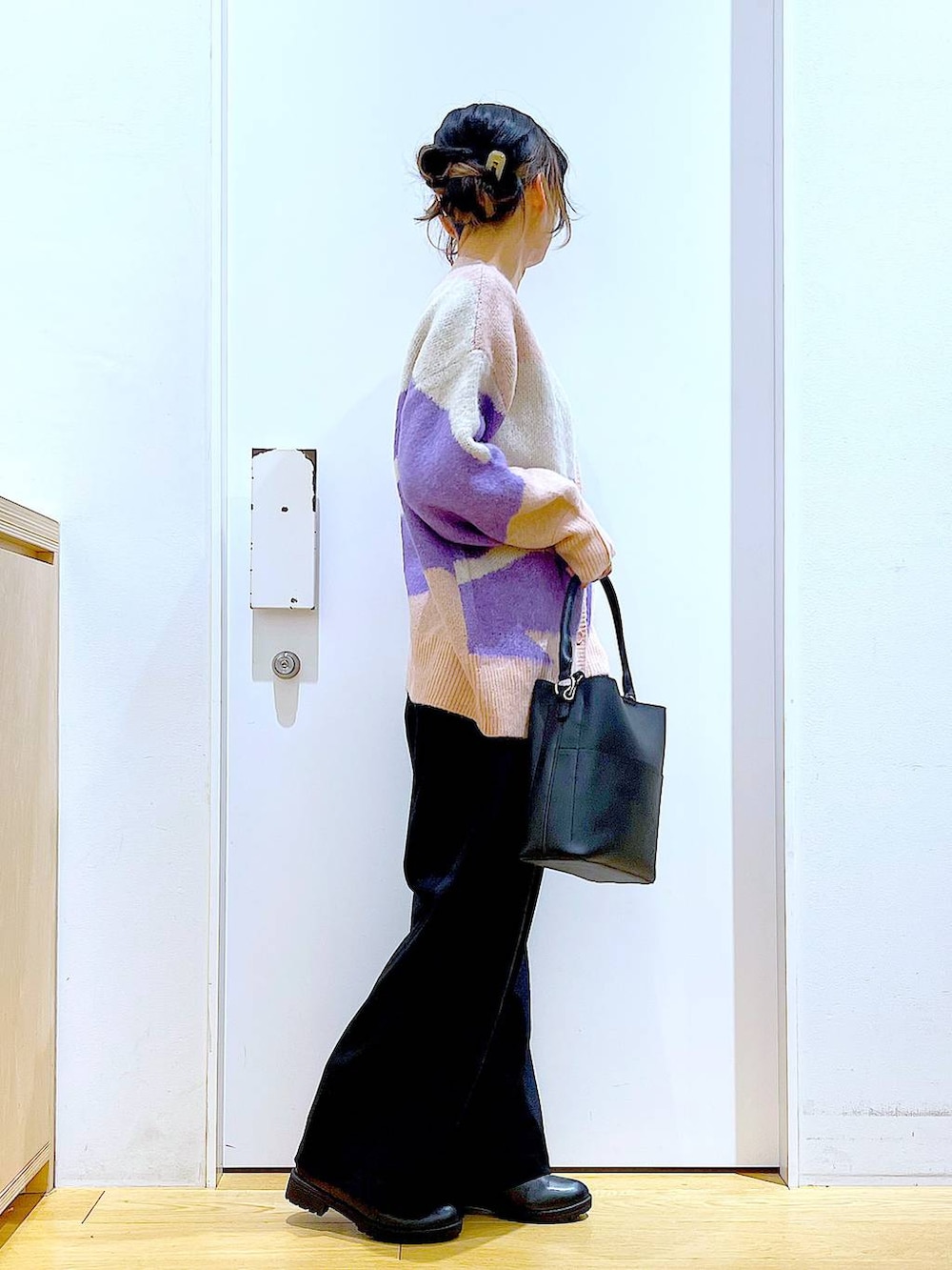 ブラック系のショルダーバッグ、ブラック系のブーツ、ブラック系のニット/セーターを着用したレディースの冬コーディネートの4枚目の写真