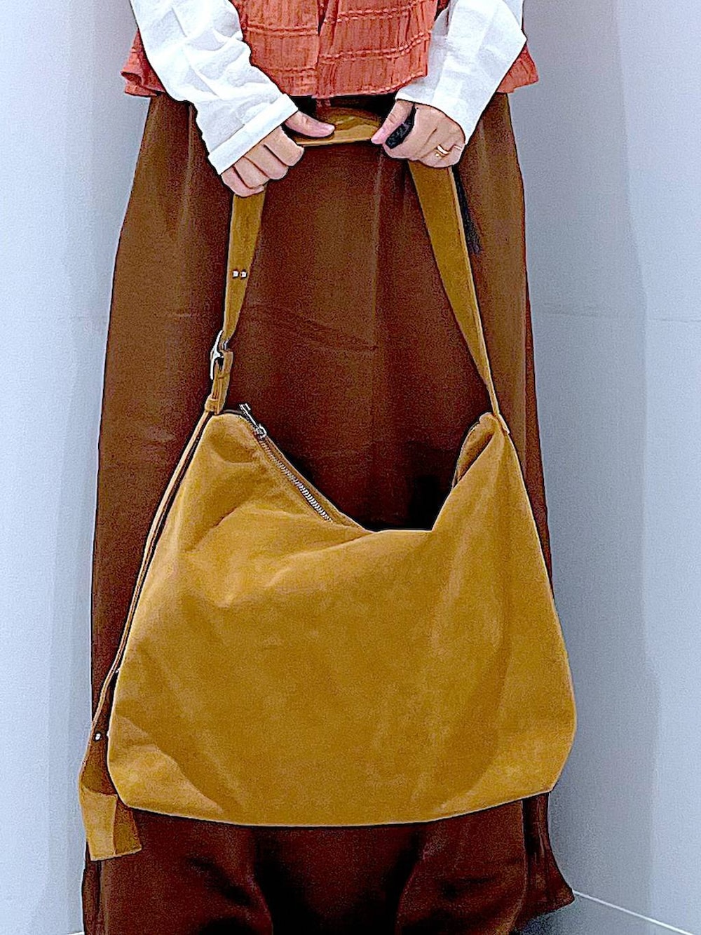 ホワイト系のTシャツ/カットソー、ブラック系のローファー、ブラウン系のスカートを着用したレディースの秋コーディネートの9枚目の写真