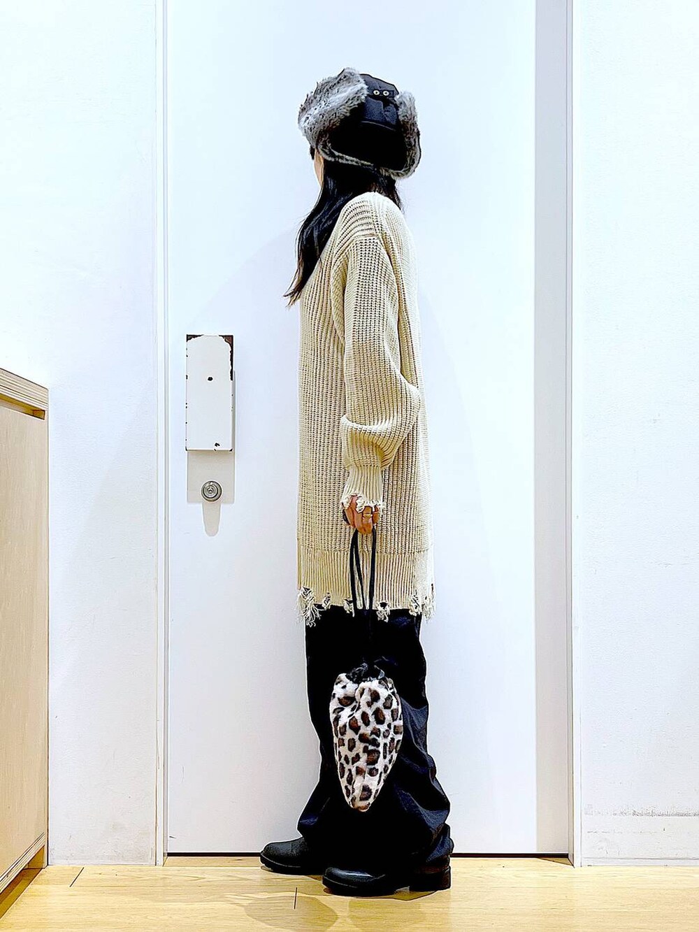 ブラック系のブーツ、その他のショルダーバッグ、ブラック系のカーゴパンツを着用したレディースの冬コーディネートの3枚目の写真