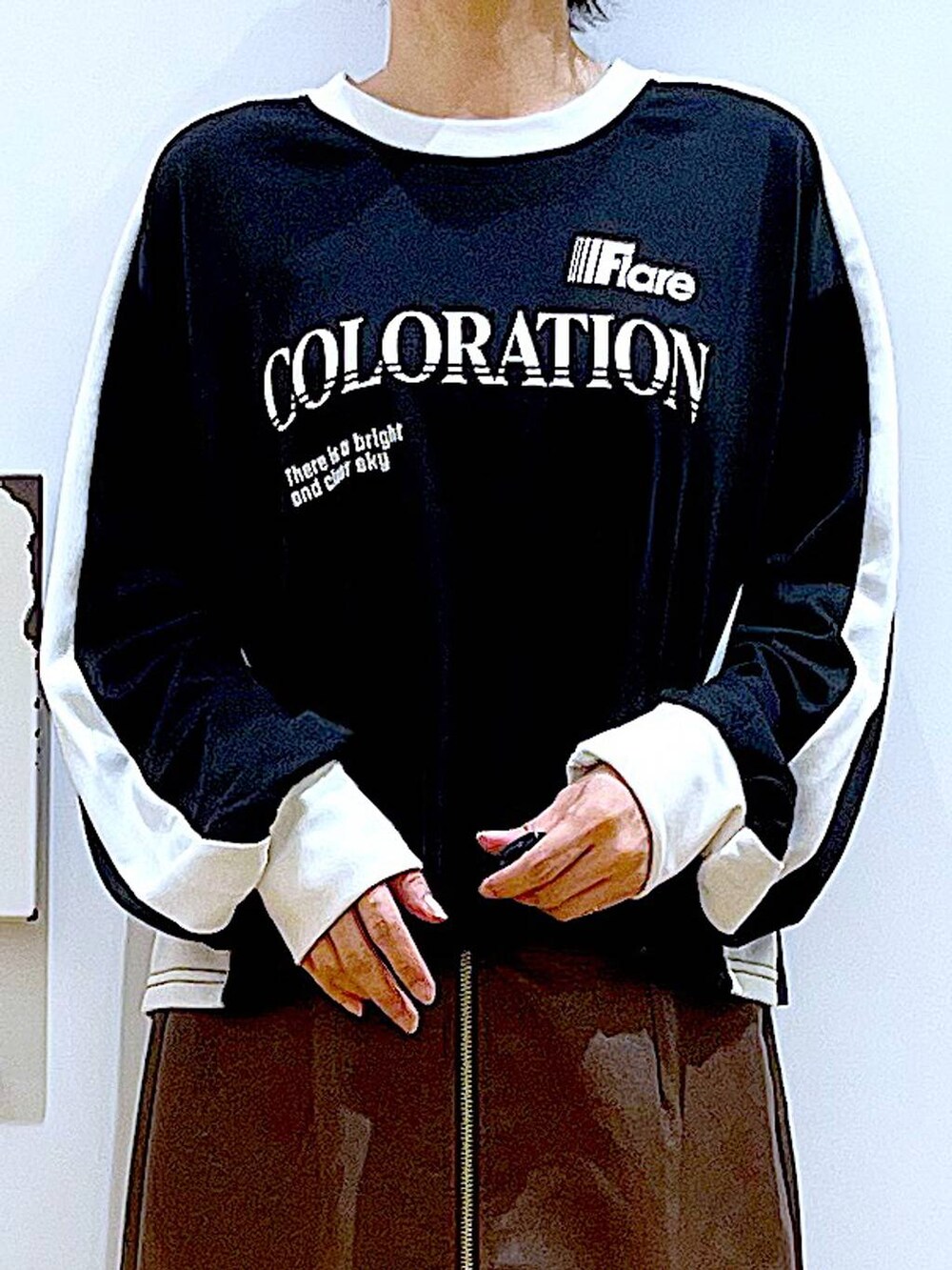 ブラウン系のスカート、ブラック系のパンプス、グレー系のショルダーバッグを着用したレディースの秋コーディネートの7枚目の写真