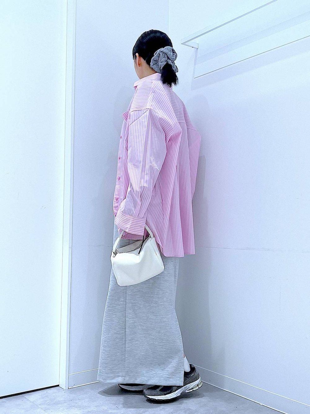 ホワイト系のショルダーバッグ、ブラック系のTシャツ/カットソー、グレー系のスカートを着用したレディースの春コーディネートの3枚目の写真