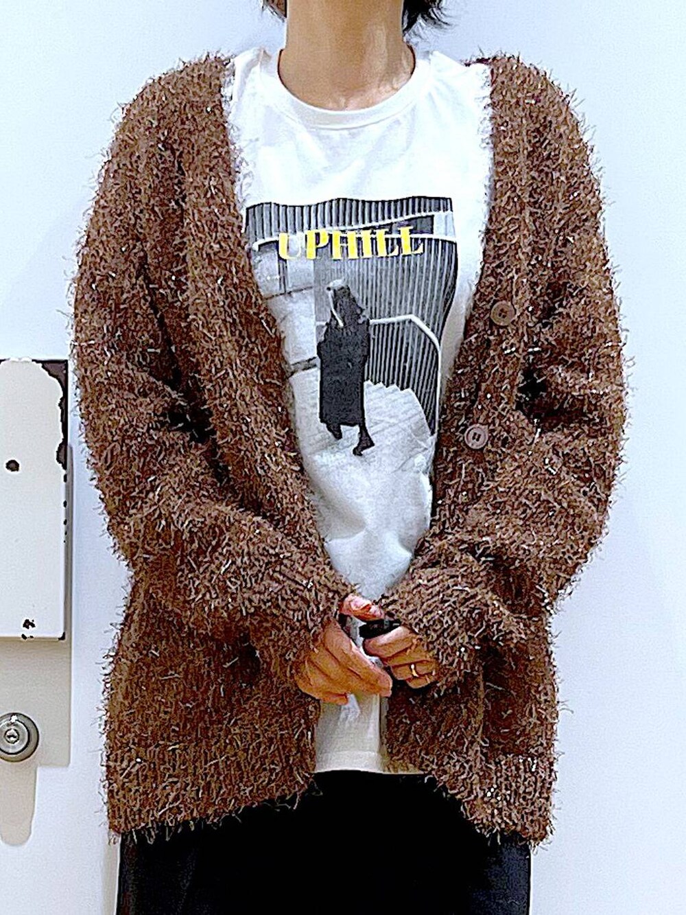 シルバー系のトートバッグ、ブラック系のスラックス、ホワイト系のTシャツ/カットソーを着用したレディースの秋コーディネートの7枚目の写真