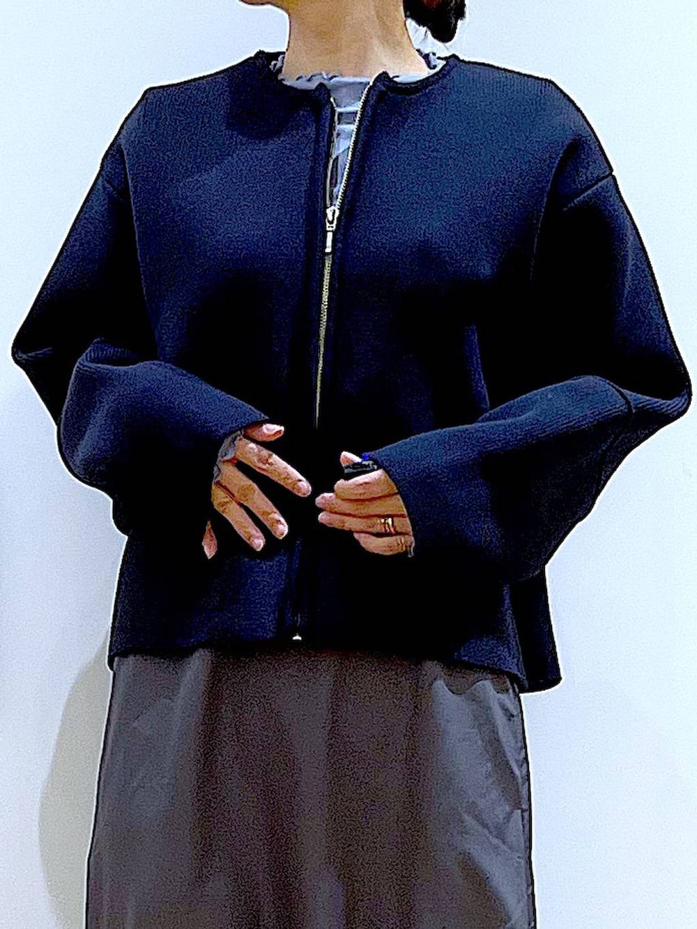 ブルー系のTシャツ/カットソー、ブラック系のブーツ、ブルー系のショルダーバッグを着用したレディースの春コーディネートの7枚目の写真