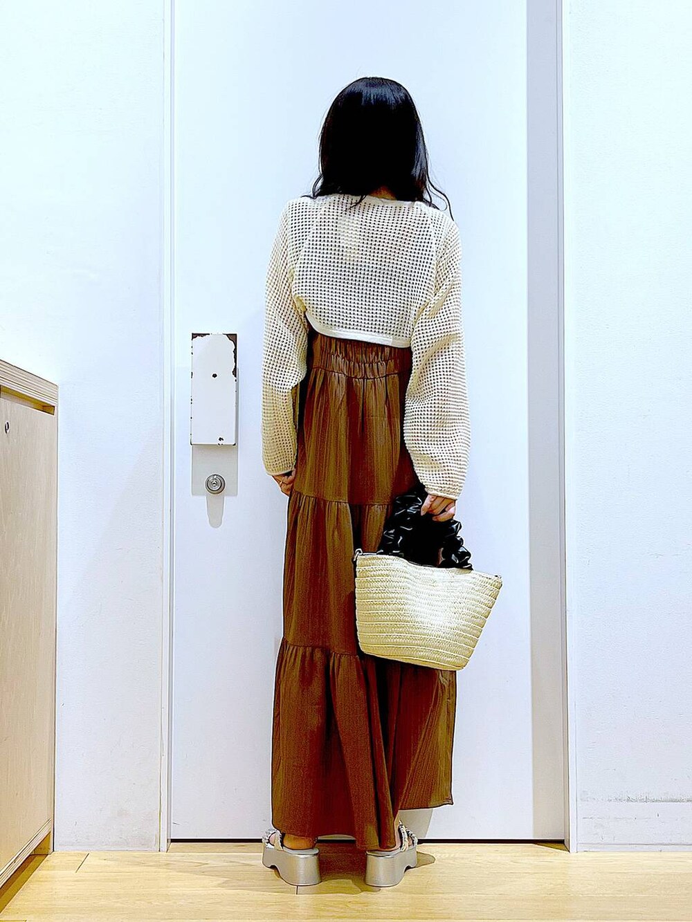 シルバー系のサンダル、ホワイト系のショルダーバッグ、ホワイト系のカーディガン/ボレロを着用したレディースの夏コーディネートの5枚目の写真