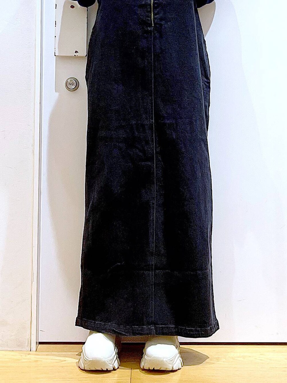 グレー系のジャンパースカート、シルバー系のトートバッグ、ベージュ系のブーツを着用したレディースの冬コーディネートの8枚目の写真