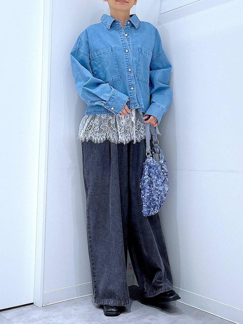 ブラック系のブーツ、ブルー系のシャツ/ブラウス、ブルー系のショルダーバッグを着用したレディースの春コーディネートの6枚目の写真