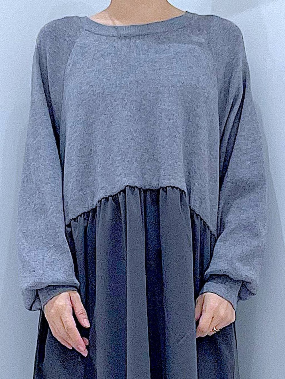 ブラック系のブーツ、ブラック系のショルダーバッグ、グレー系のワンピースを着用したレディースの秋コーディネートの7枚目の写真