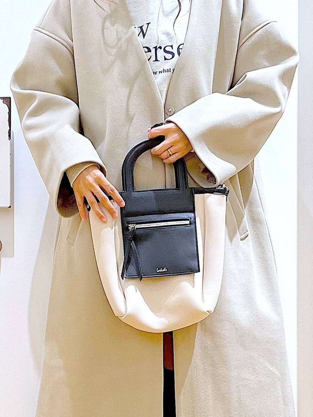 「リラックス、若見え、ゆったり、休日コーデ、骨格ウェーブ、LAKOLE、冬コーデ、コート、アウター、スウェット、スカート、カジュアル、ベーシック/シンプル、体型カバー、ブーツ」｜「LAKOLEのメロウタートルインナー / 961223（Tシャツ/カットソー、ブラック系）」を使った、あおき@LAKOLE海老名さん（レディース・156cm）の冬コーディネートの9枚目の写真