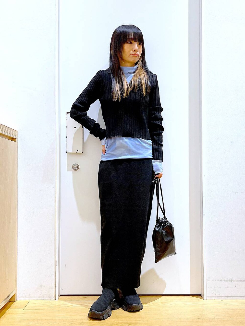 ブラック系のカーディガン/ボレロ、ブルー系のその他トップス、ブラック系のブーツを着用したレディースの冬コーディネートの2枚目の写真