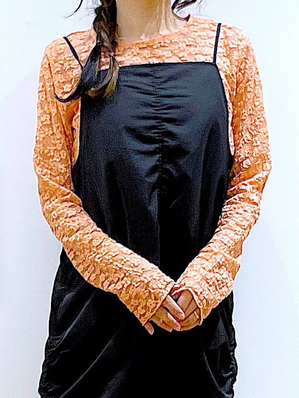 ブラック系のワンピース、ブラック系のショルダーバッグ、ブラック系のパンプスを着用したレディースの春コーディネートの7枚目の写真