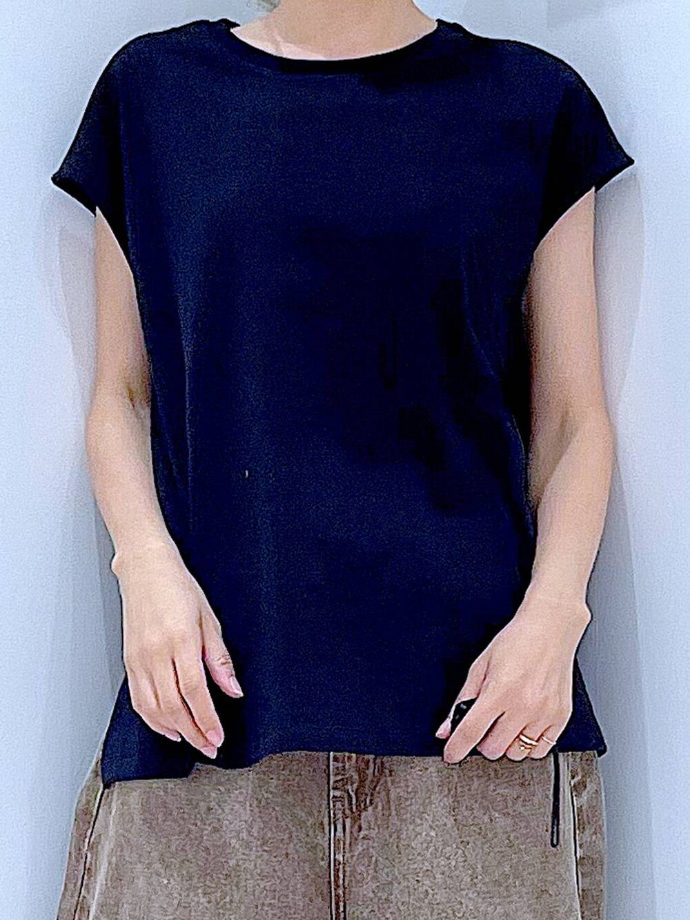 ブラウン系のデニムパンツ、その他のショルダーバッグ、ブラック系のサンダルを着用したレディースの夏コーディネートの7枚目の写真