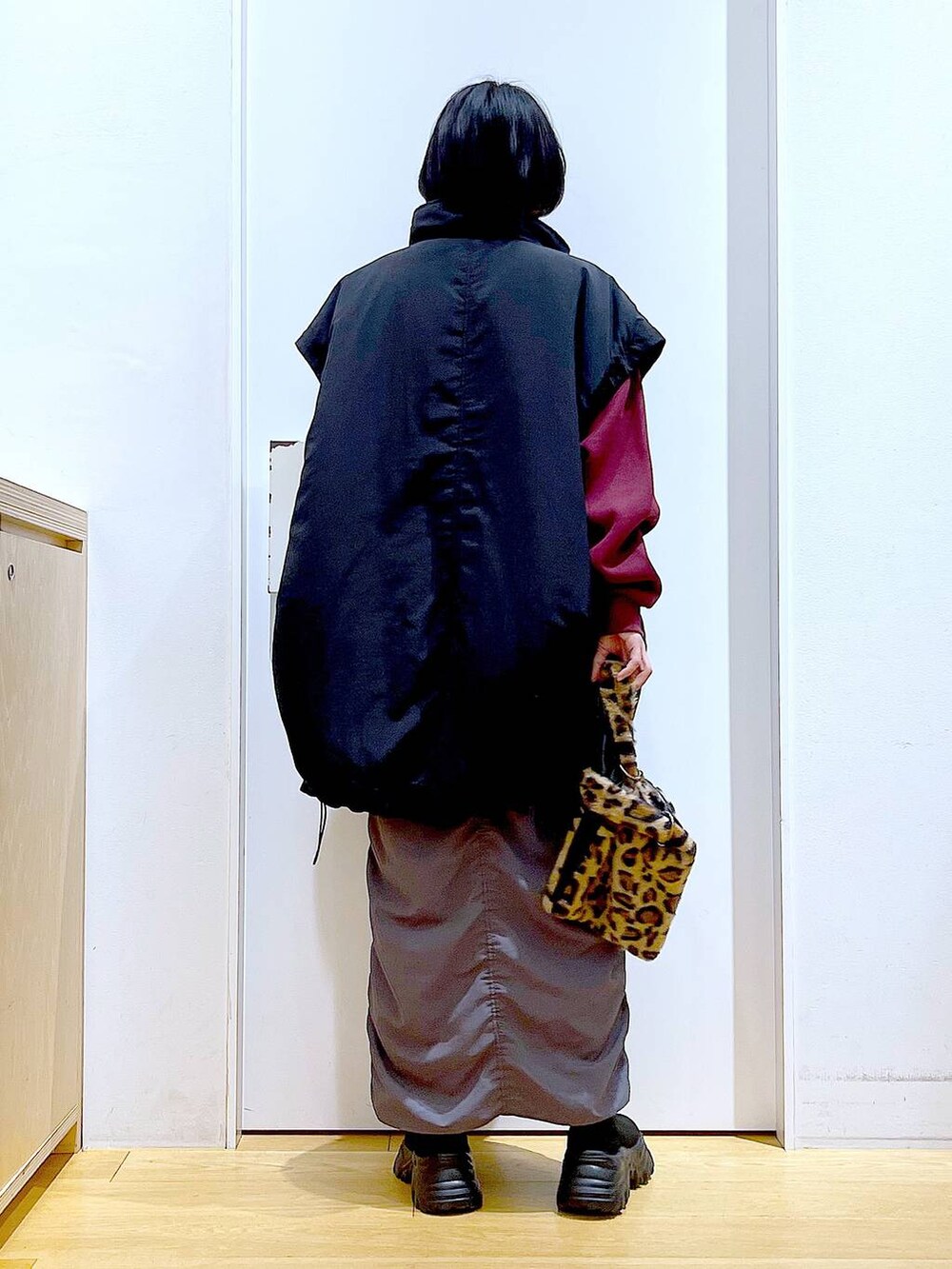 「リラックス、若見え、ゆったり、休日コーデ、骨格ウェーブ、LAKOLE、コート、アウター、スウェット、カジュアル、冬コーデ、スカート、ブーツ、ショルダーバッグ、おでかけ」｜「LAKOLEのファーチェーンショルダーバッグ / 132243（ショルダーバッグ、その他）」を使った、あおき@LAKOLE海老名さん（レディース・156cm）の冬コーディネートの5枚目の写真