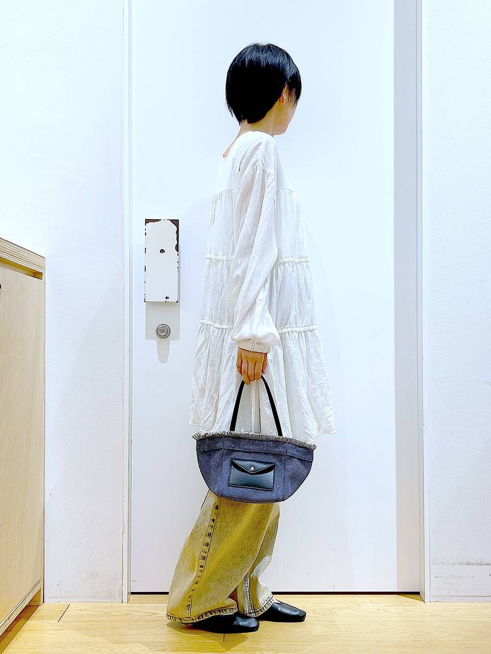 「リラックス、若見え、ゆったり、休日コーデ、骨格ウェーブ、LAKOLE、体型カバー、春コーデ、シンプルコーデ、デニムパンツ、カジュアルコーデ、パンプス、フラットシューズ、ショルダーバッグ、おでかけ」｜「LAKOLEのオーバーダイカーブデニム / 147147（デニムパンツ、ベージュ系）」を使った、あおき@LAKOLE海老名さん（レディース・156cm）の春コーディネートの4枚目の写真