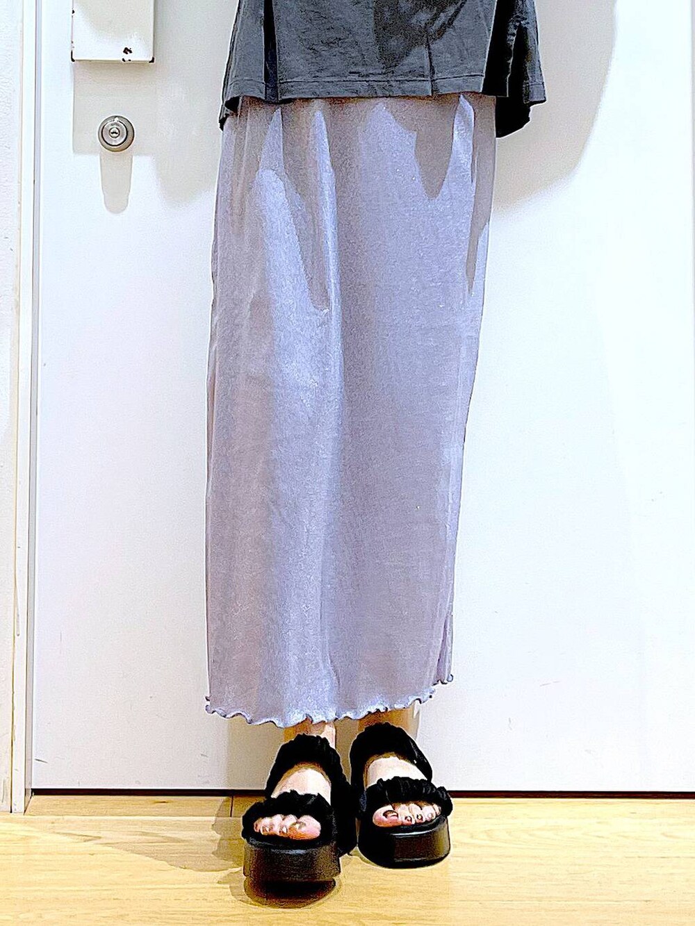 パープル系のスカート、ブラック系のサンダル、ブラック系のトートバッグを着用したレディースの夏コーディネートの8枚目の写真