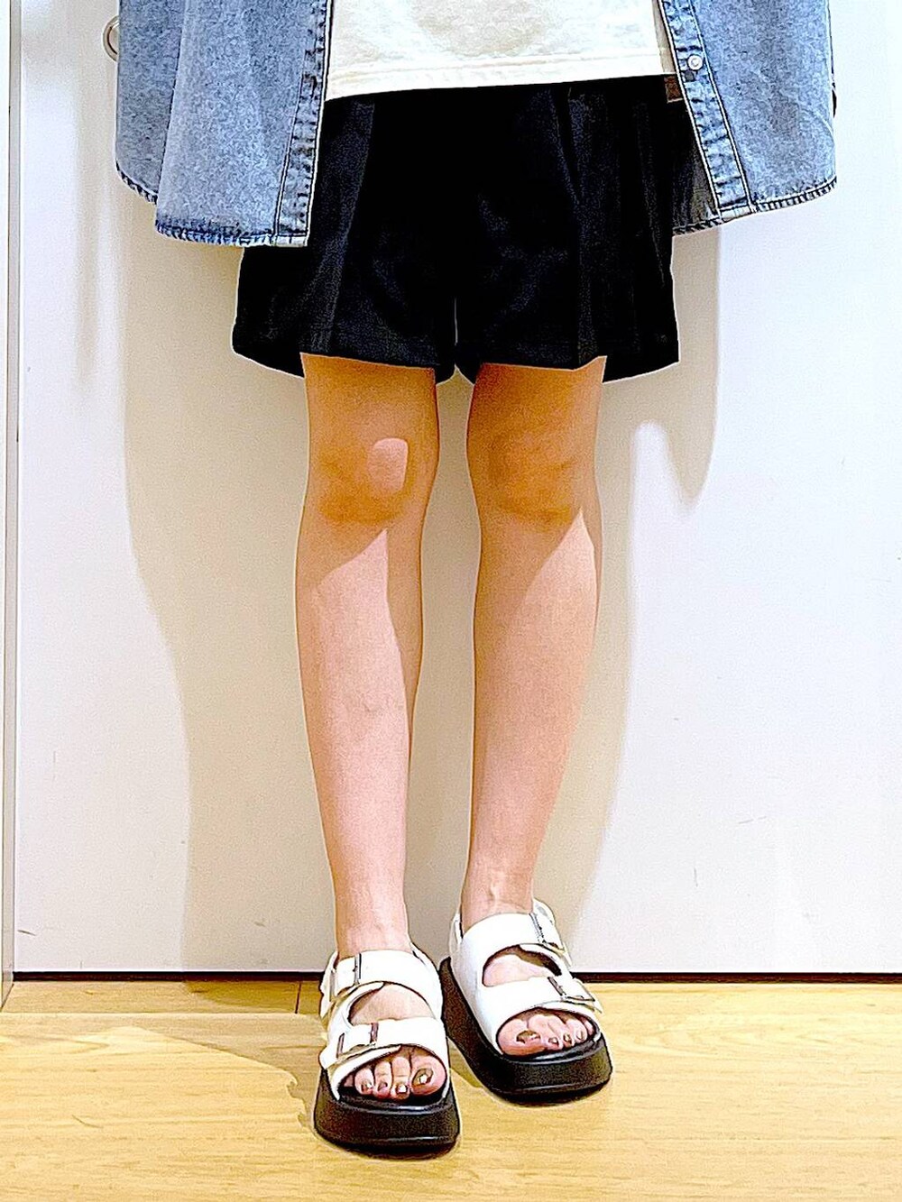 ホワイト系のサンダル、ブラック系のその他パンツ、グリーン系のショルダーバッグを着用したレディースの夏コーディネートの8枚目の写真