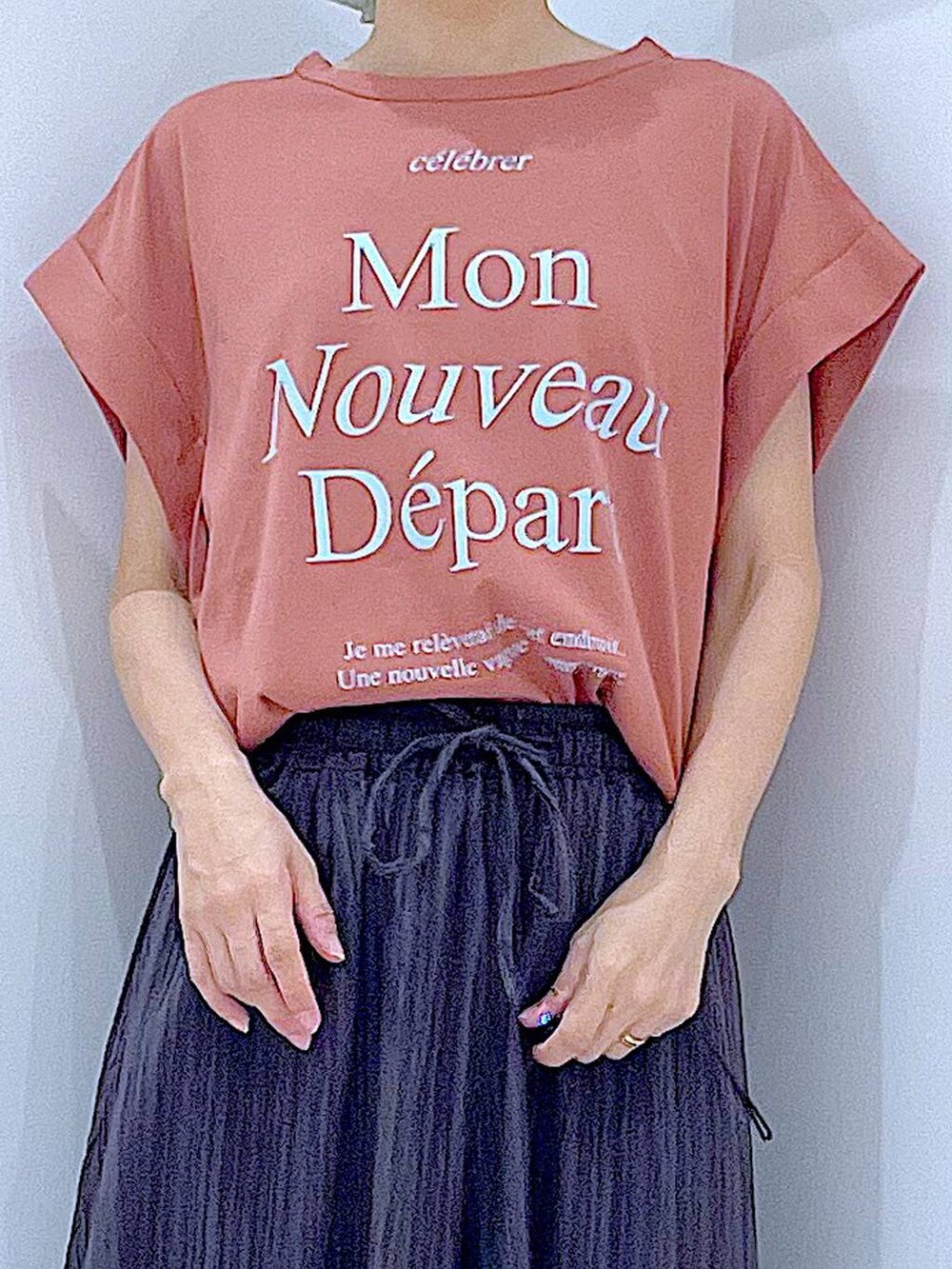 ブラウン系のTシャツ/カットソー、グレー系のその他パンツ、ブラック系のハンドバッグを着用したレディースの夏コーディネートの7枚目の写真