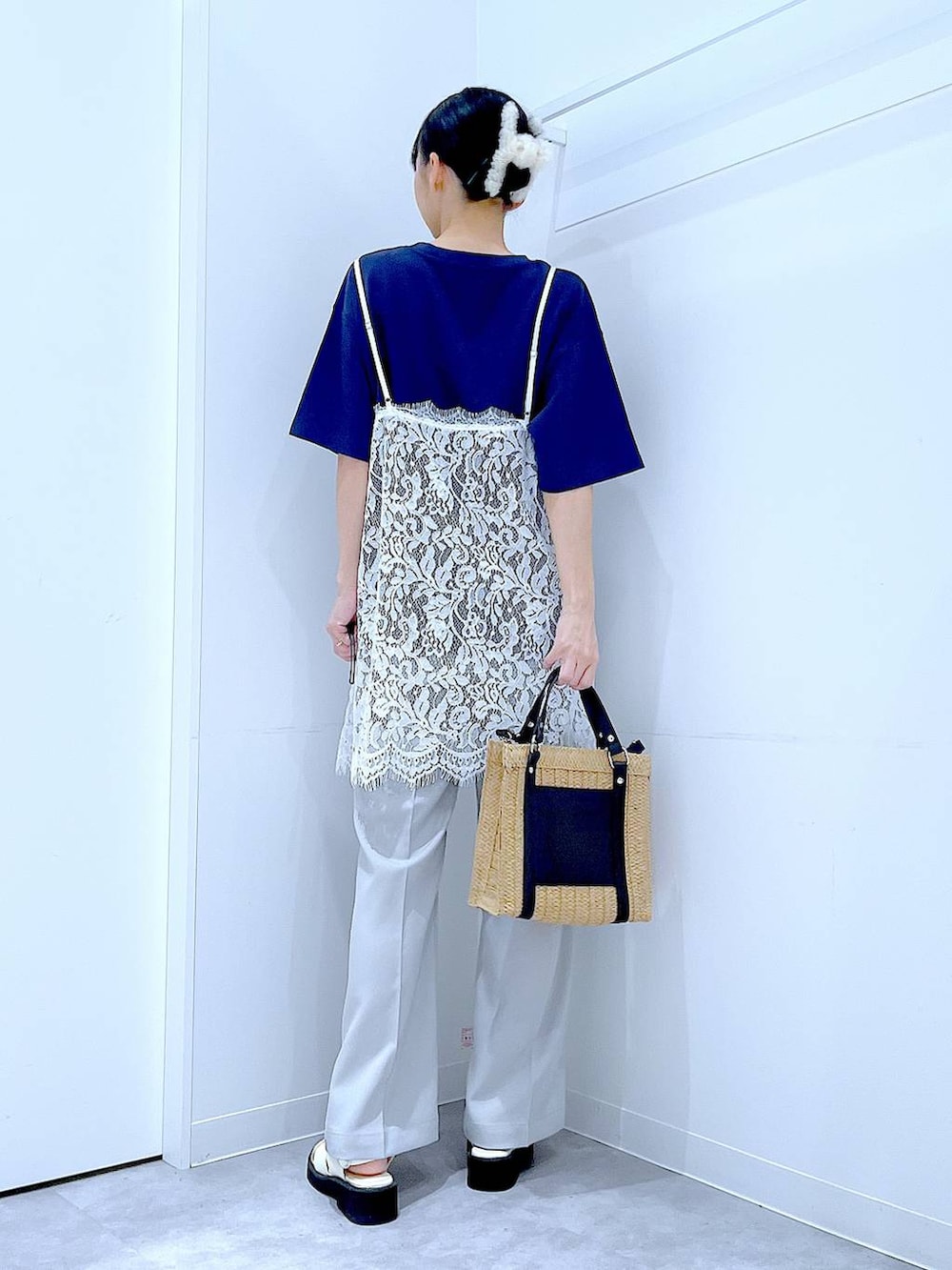 ベージュ系のショルダーバッグ、ホワイト系のサンダル、ブルー系のTシャツ/カットソーを着用したレディースの夏コーディネートの5枚目の写真