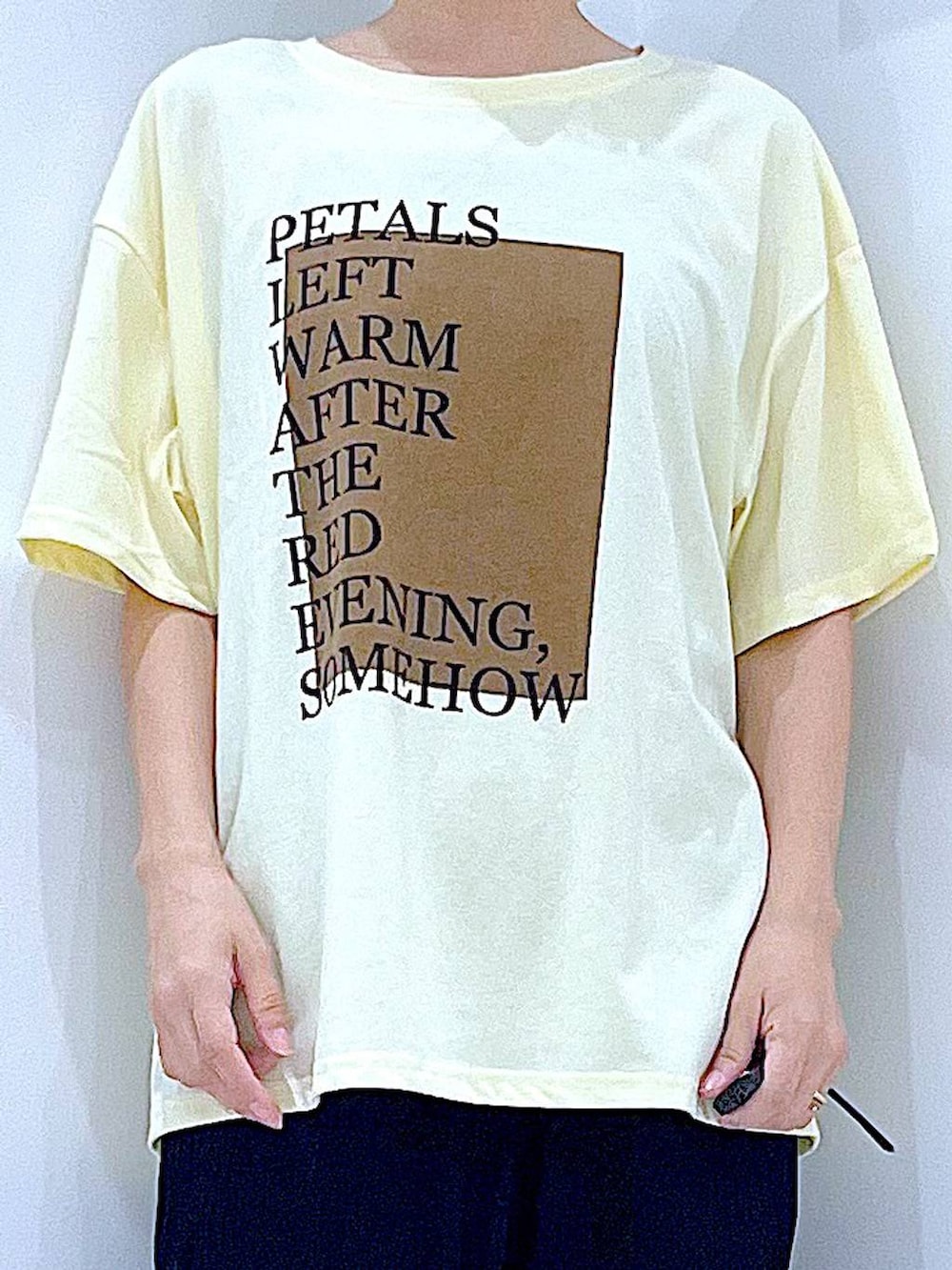 イエロー系のTシャツ/カットソー、ブラック系のその他パンツ、ブラック系のショルダーバッグを着用したレディースの夏コーディネートの7枚目の写真