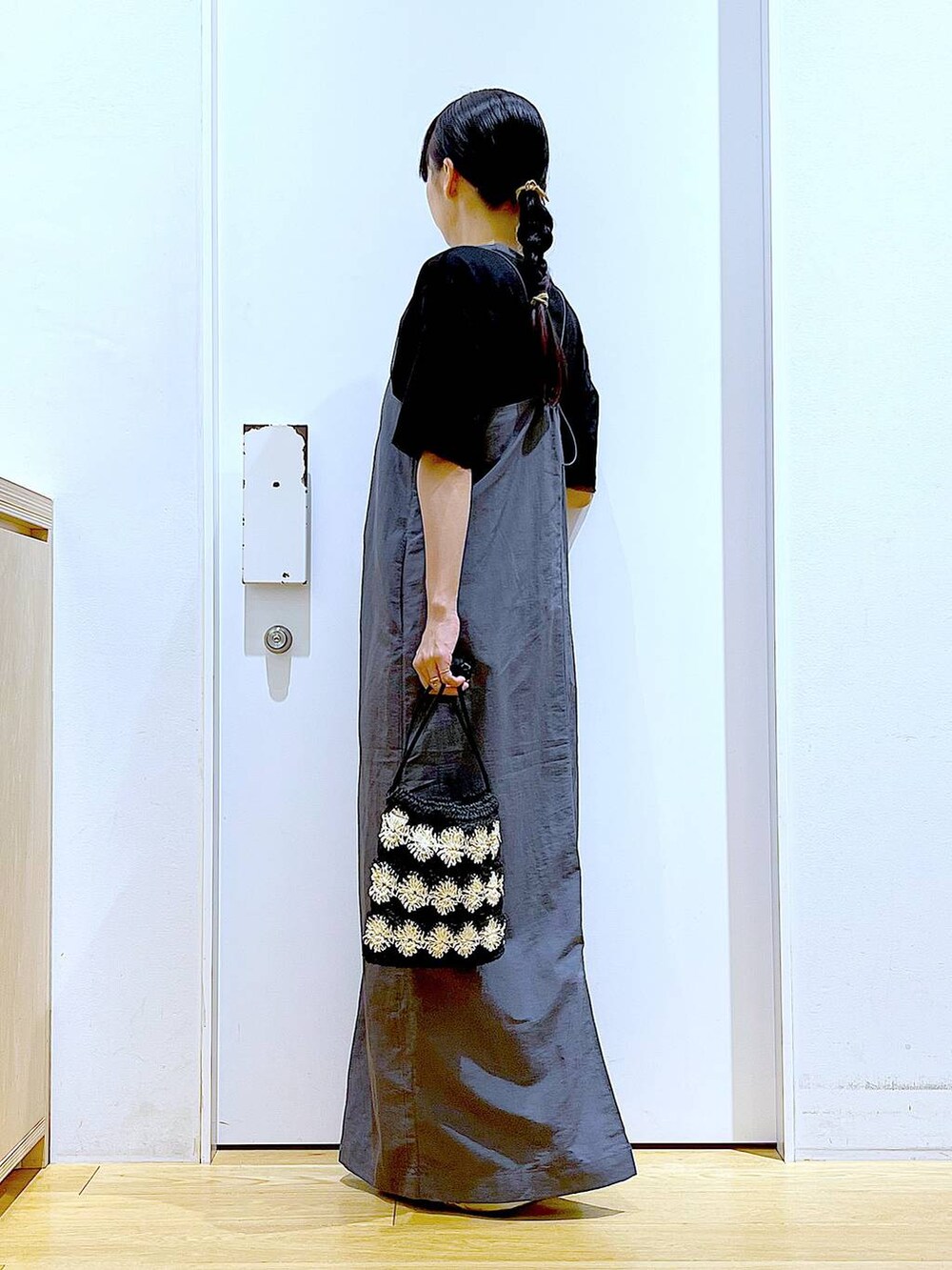 ブラック系のワンピース、その他のパンプス、ブラック系のショルダーバッグを着用したレディースの春コーディネートの3枚目の写真