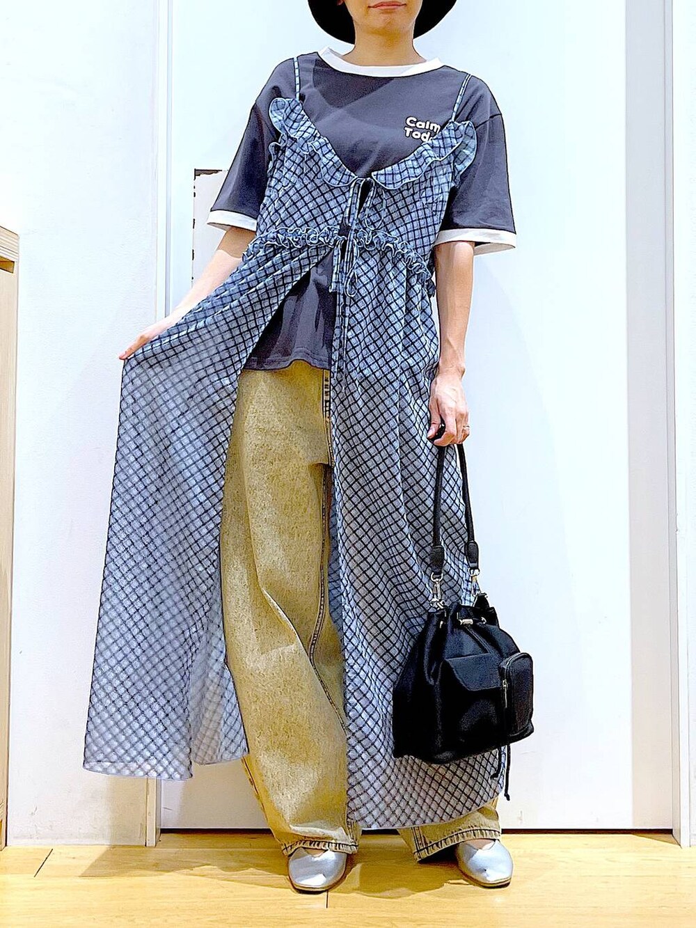 ベージュ系のデニムパンツ、シルバー系のパンプス、ブルー系のワンピースを着用したレディースの夏コーディネートの6枚目の写真