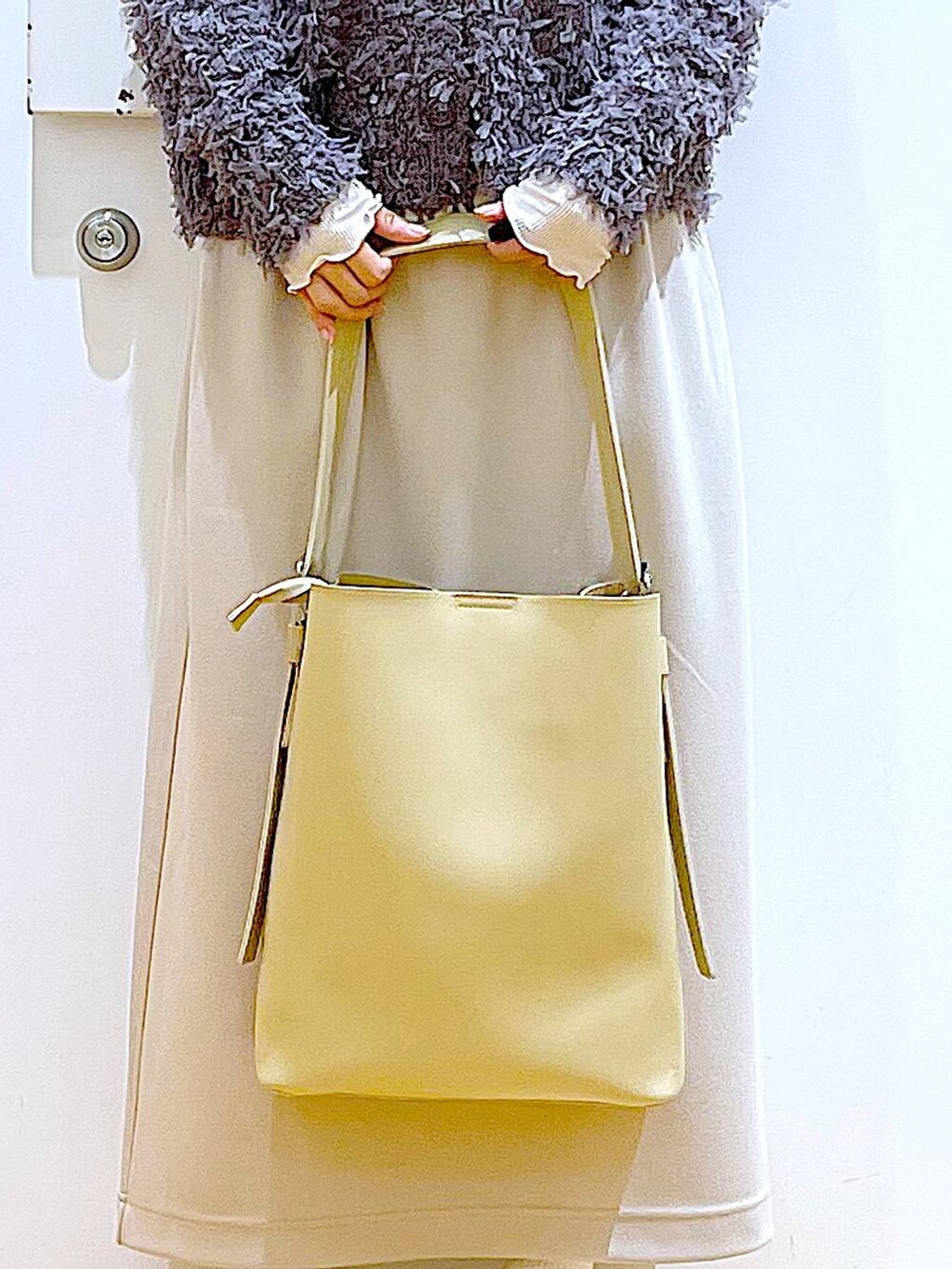 ベージュ系のTシャツ/カットソー、ホワイト系のショルダーバッグ、シルバー系のパンプスを着用したレディースの春コーディネートの9枚目の写真