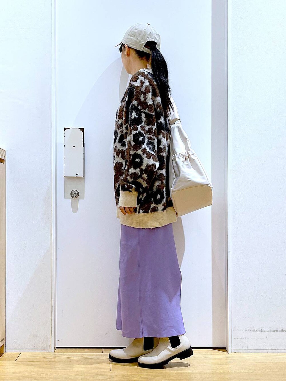 ホワイト系のTシャツ/カットソー、ベージュ系のブーツ、ベージュ系のショルダーバッグを着用したレディースの冬コーディネートの3枚目の写真