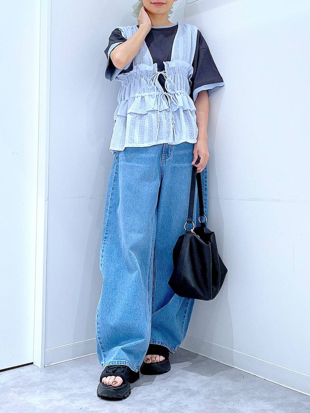 グレー系のTシャツ/カットソー、ブルー系のデニムパンツ、ブルー系のベストを着用したレディースの夏コーディネートの6枚目の写真