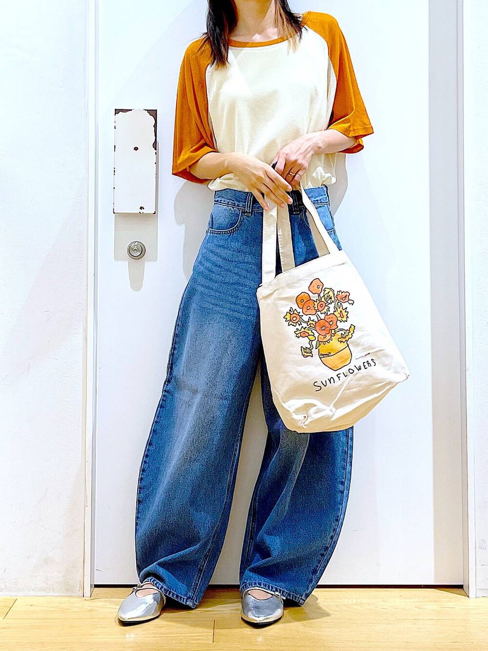 その他のトートバッグ、オレンジ系のTシャツ/カットソー、ブルー系のデニムパンツを着用したレディースの夏コーディネートの6枚目の写真