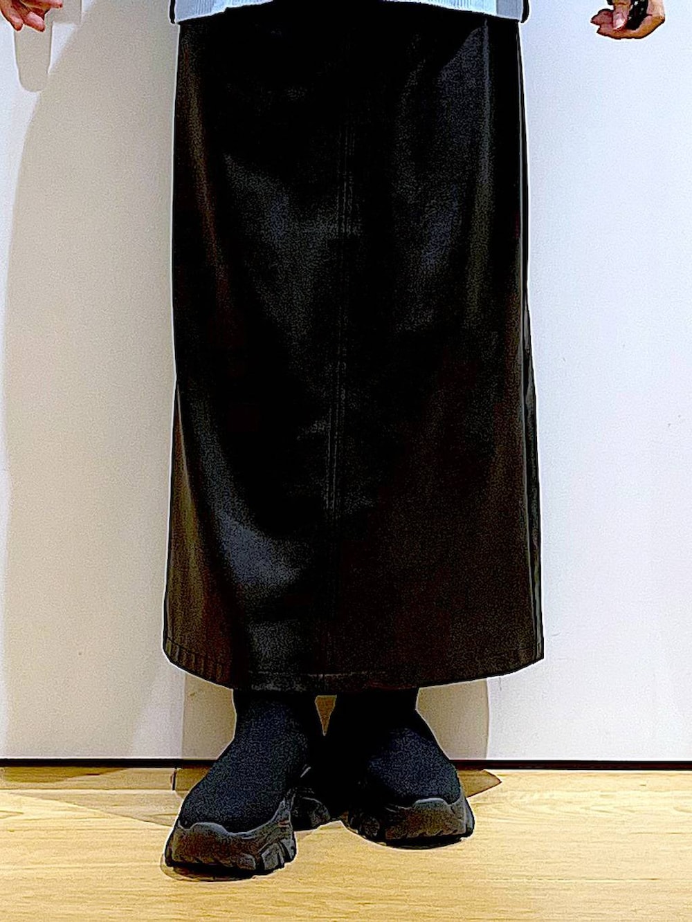 グレー系のTシャツ/カットソー、ブラック系のブーツ、その他のトートバッグを着用したレディースの春コーディネートの8枚目の写真