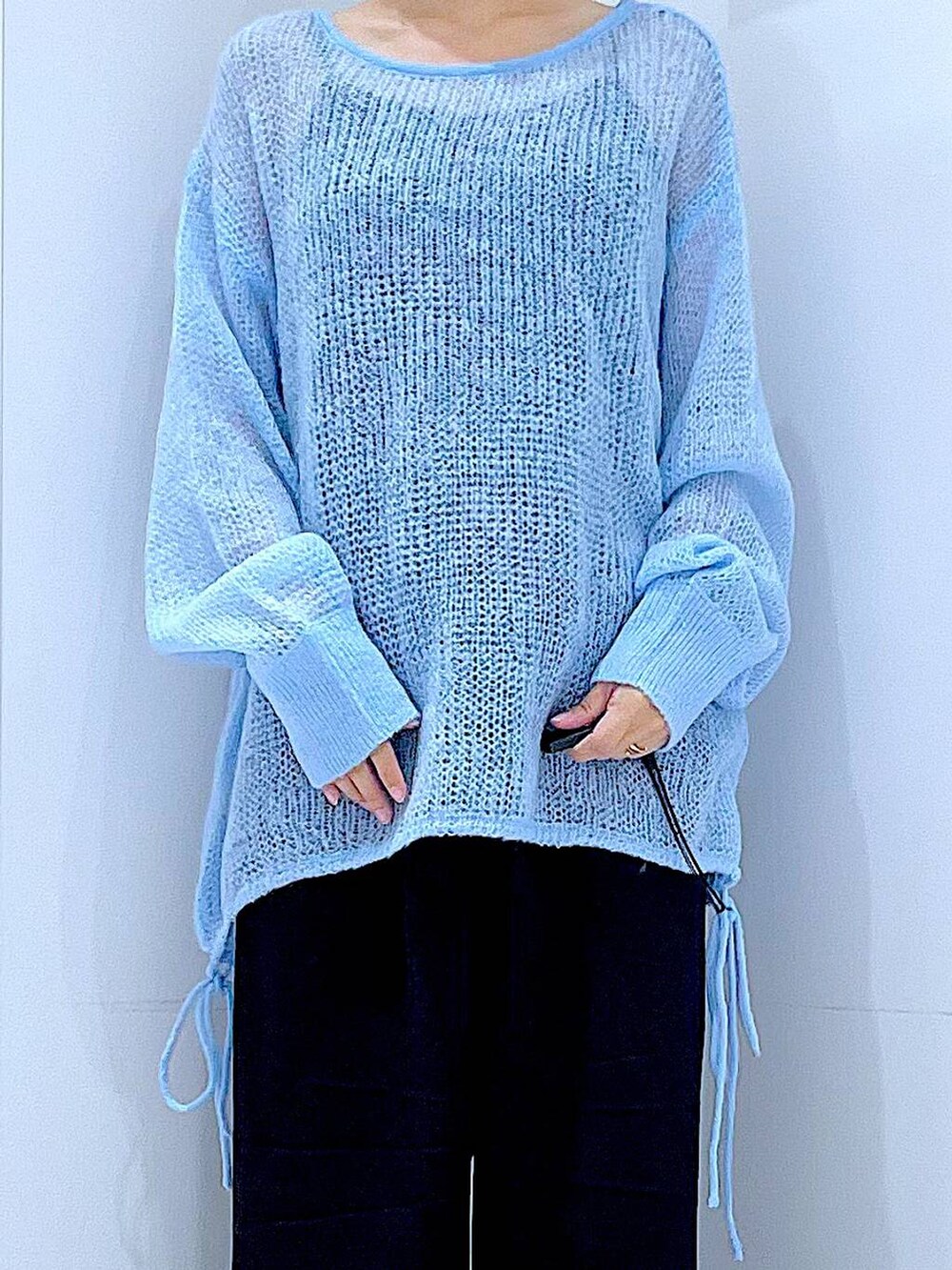 ブラック系のその他パンツ、ホワイト系のショルダーバッグ、ブラック系のブーツを着用したレディースの冬コーディネートの7枚目の写真