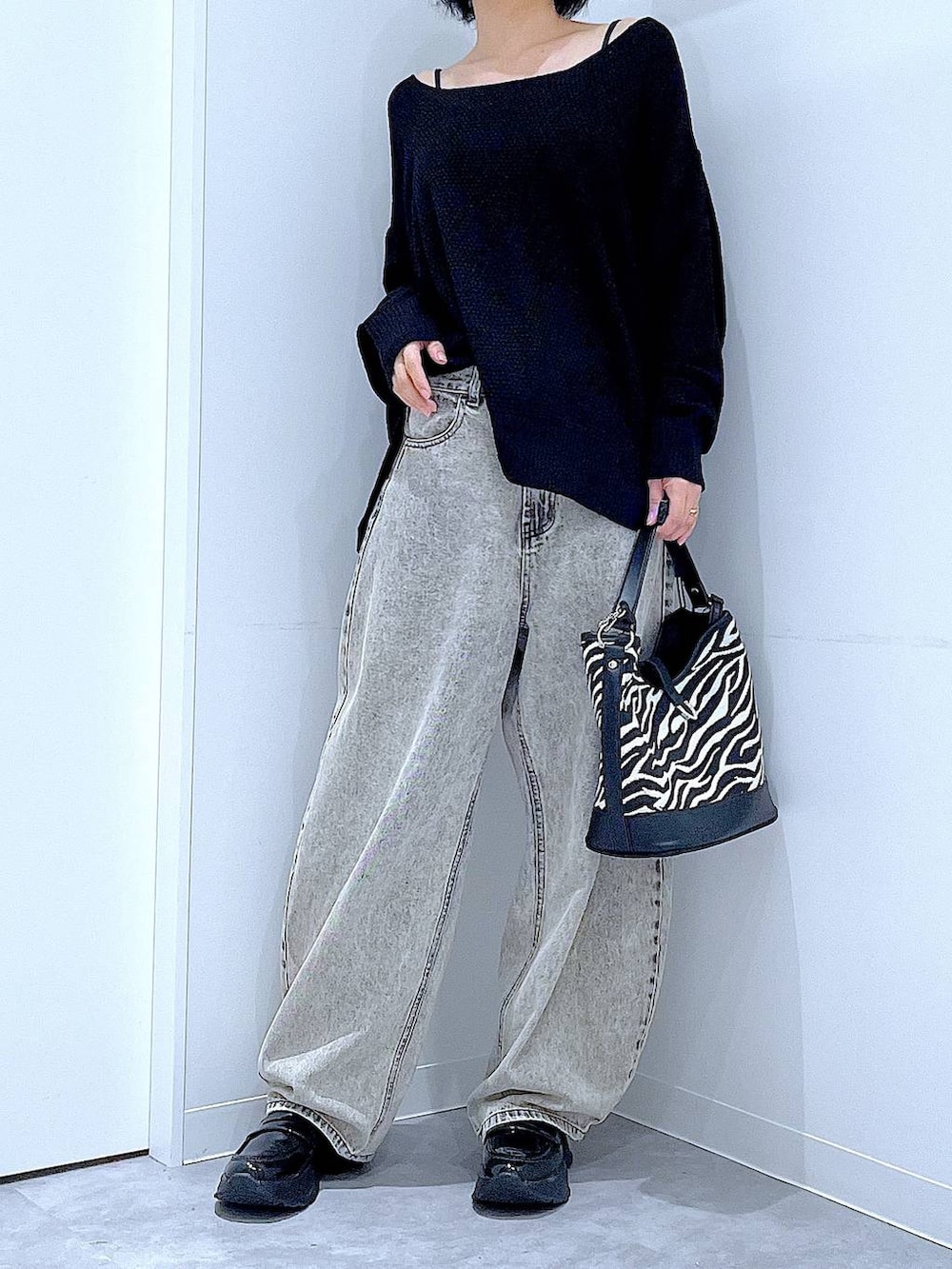 ベージュ系のデニムパンツ、ブラック系のローファー、その他のショルダーバッグを着用したレディースの秋コーディネートの6枚目の写真