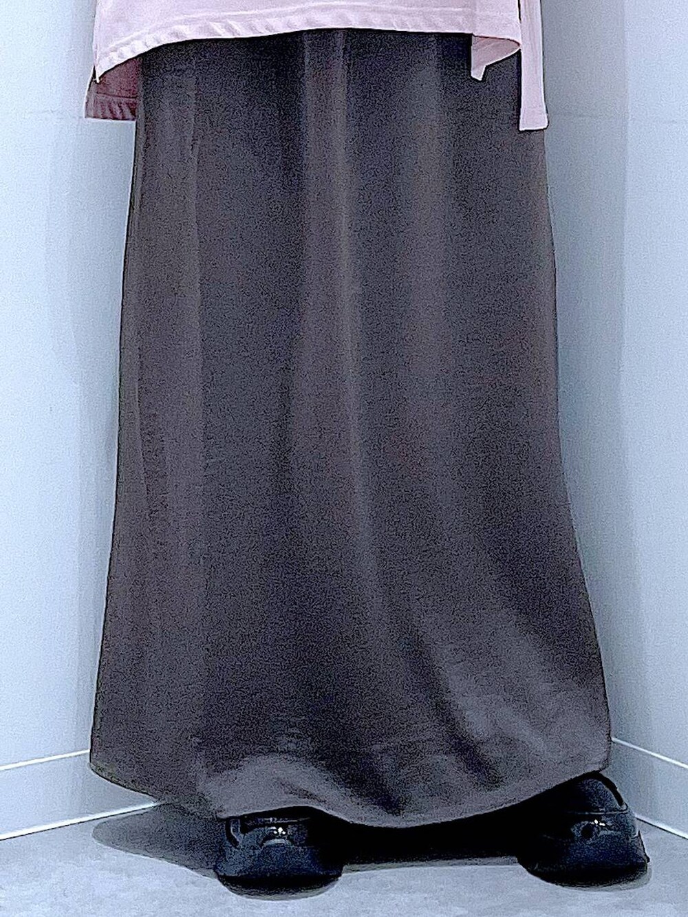 シルバー系のショルダーバッグ、ブラック系のローファー、ピンク系のTシャツ/カットソーを着用したレディースの秋コーディネートの8枚目の写真