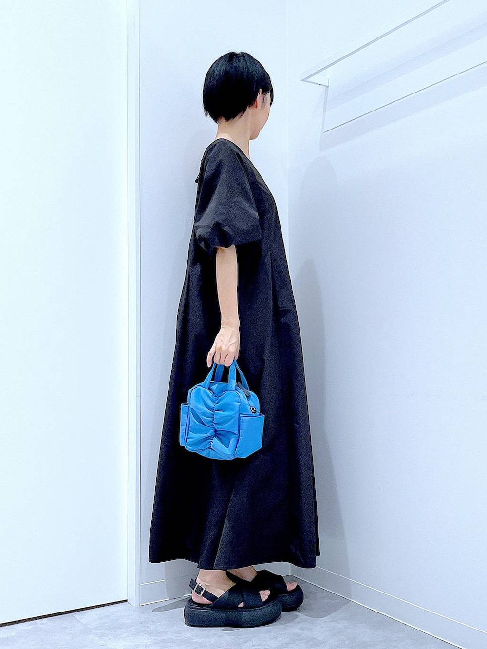 ブラック系のサンダル、ブラック系のワンピースを着用したレディースの夏コーディネートの4枚目の写真