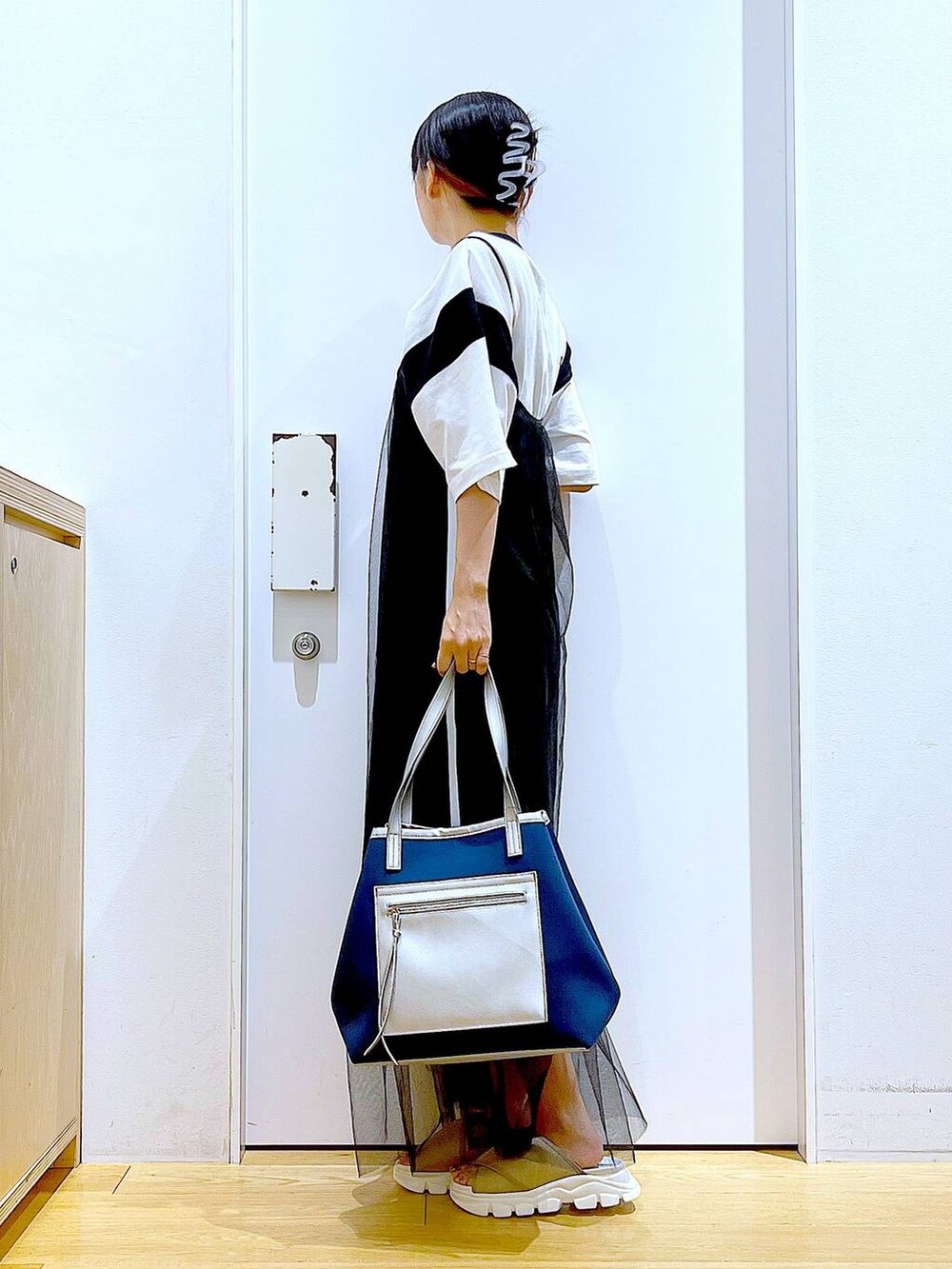 ベージュ系のサンダル、ブルー系のトートバッグ、ホワイト系のTシャツ/カットソーを着用したレディースの夏コーディネートの3枚目の写真