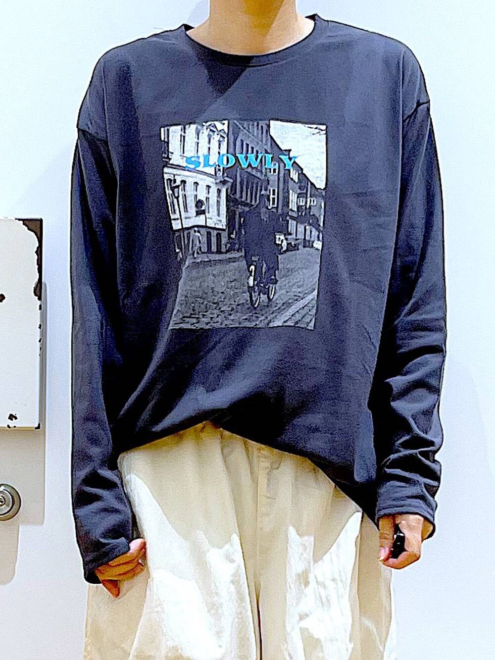 ベージュ系のショルダーバッグ、ホワイト系のパンプス、ホワイト系のその他パンツを着用したレディースの秋コーディネートの7枚目の写真