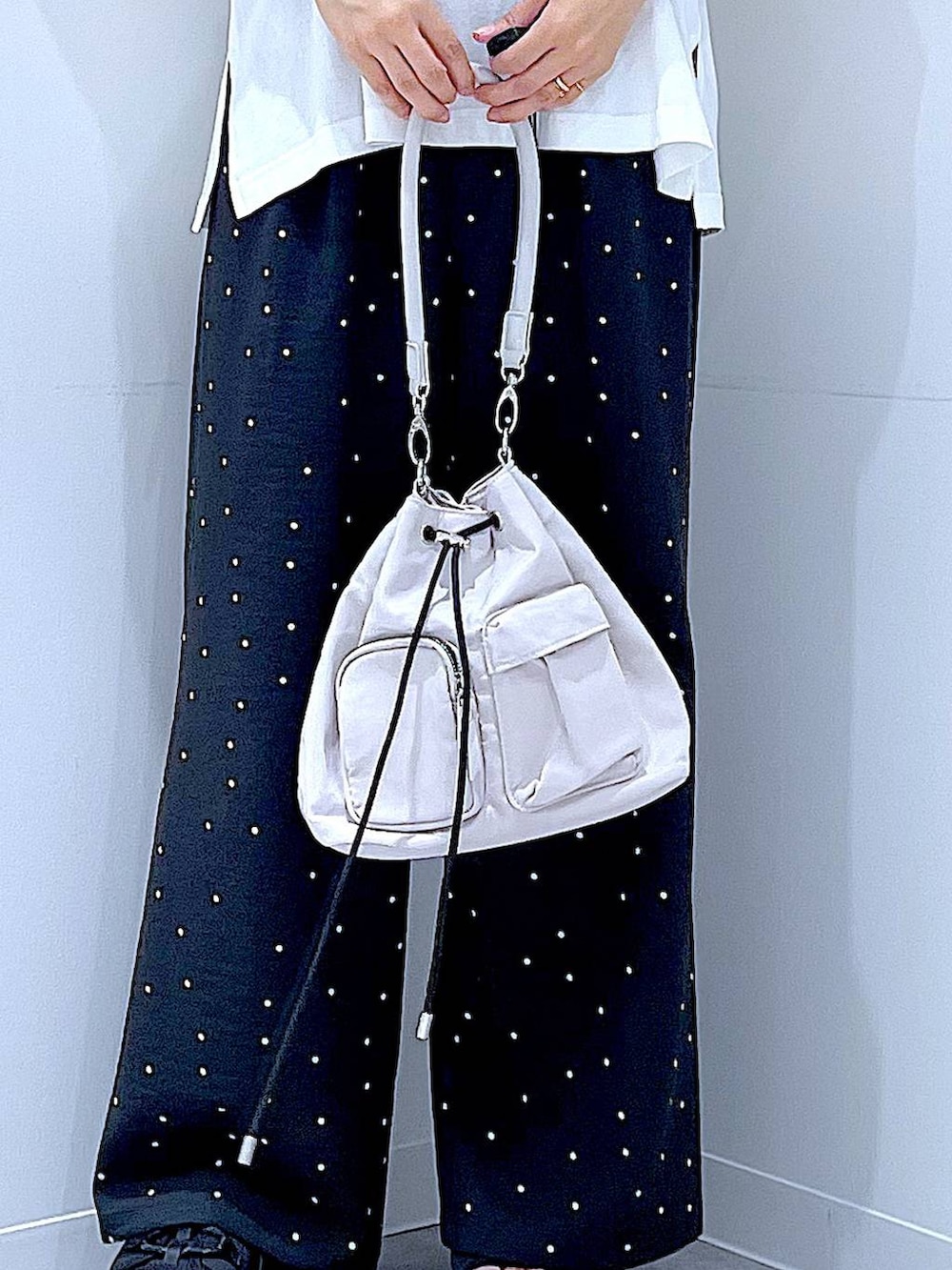 その他のその他パンツ、ブラック系のサンダル、ホワイト系のショルダーバッグを着用したレディースの夏コーディネートの9枚目の写真