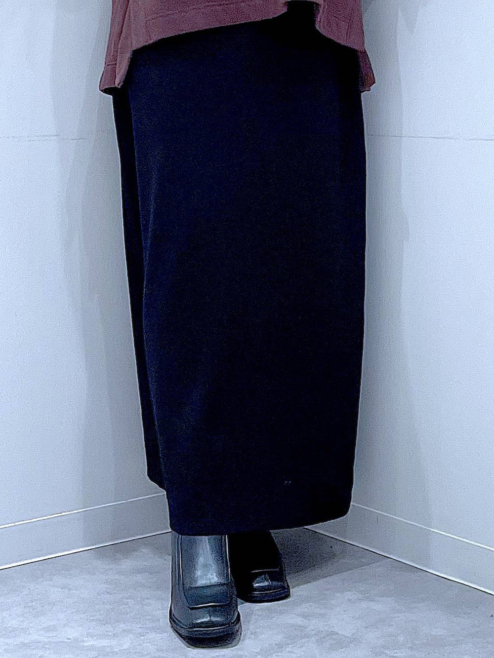 ブラック系のブーツ、ブラウン系のショルダーバッグ、ブラック系のスカートを着用したレディースの冬コーディネートの8枚目の写真