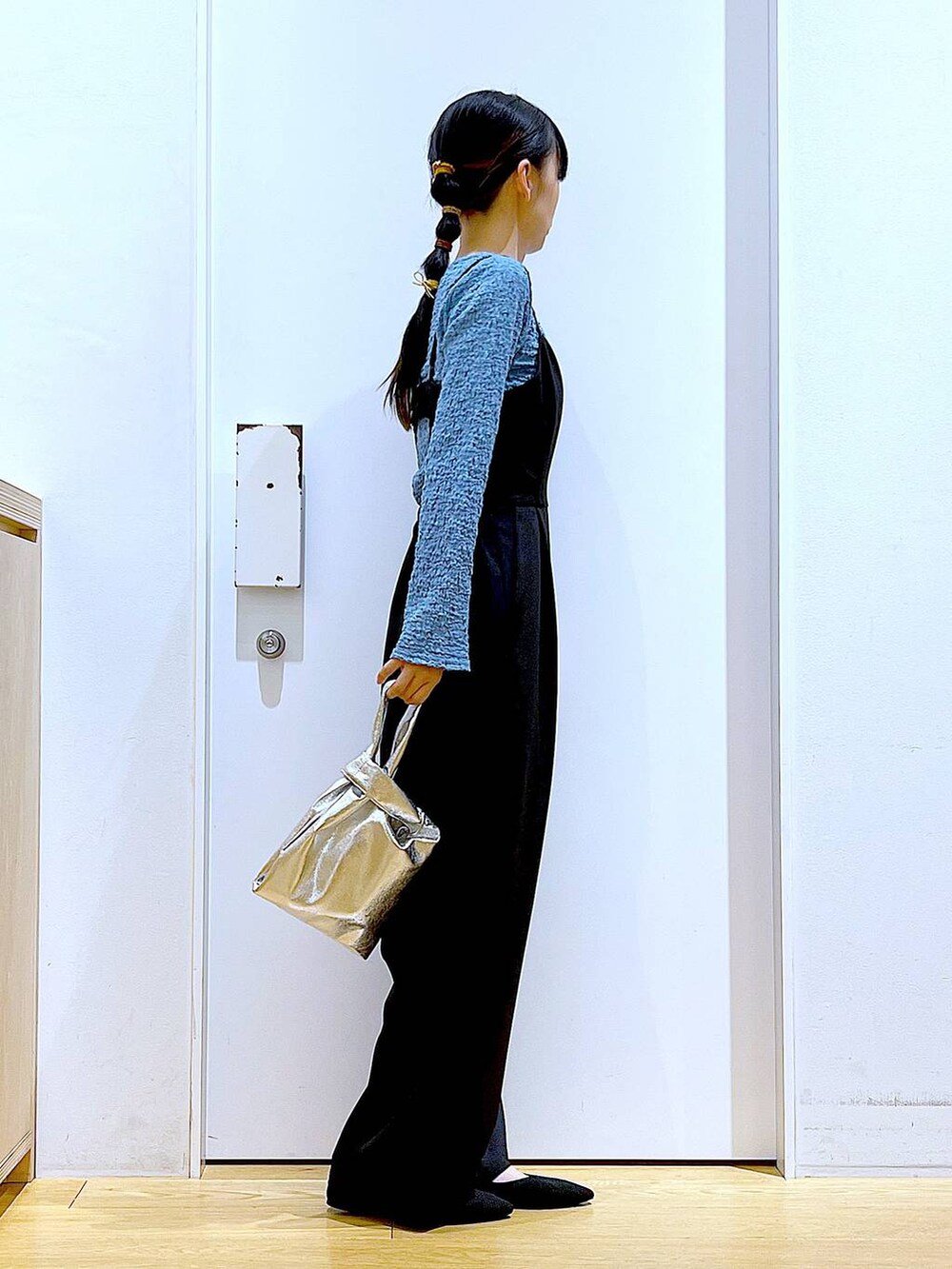 シルバー系のショルダーバッグ、ブラック系のパンプス、ブラック系のサロペット/オーバーオールを着用したレディースの春コーディネートの4枚目の写真