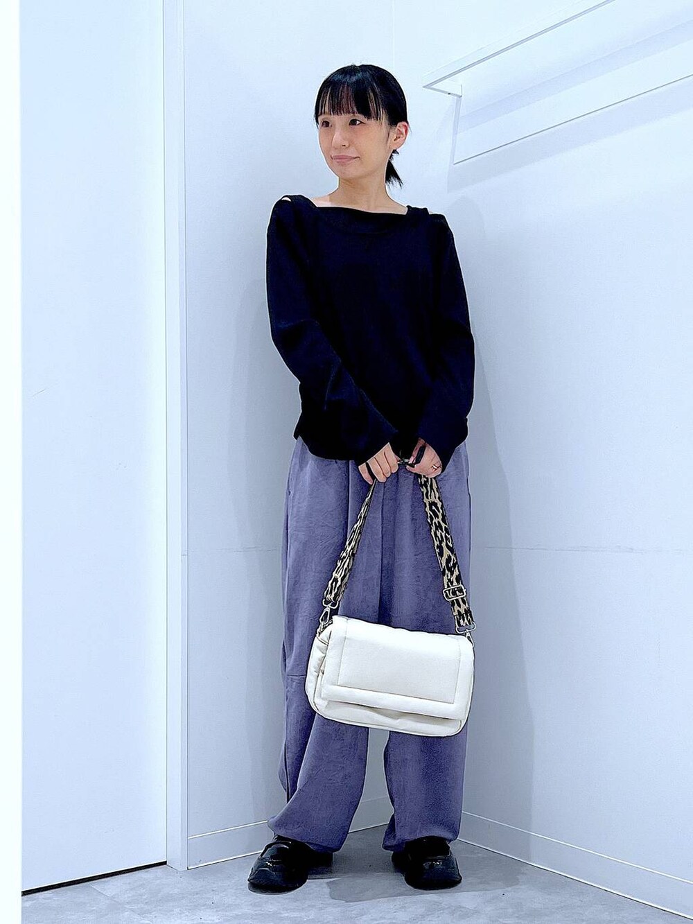 ブラック系のローファー、パープル系のその他パンツ、ブラック系のTシャツ/カットソーを着用したレディースの秋コーディネートの2枚目の写真