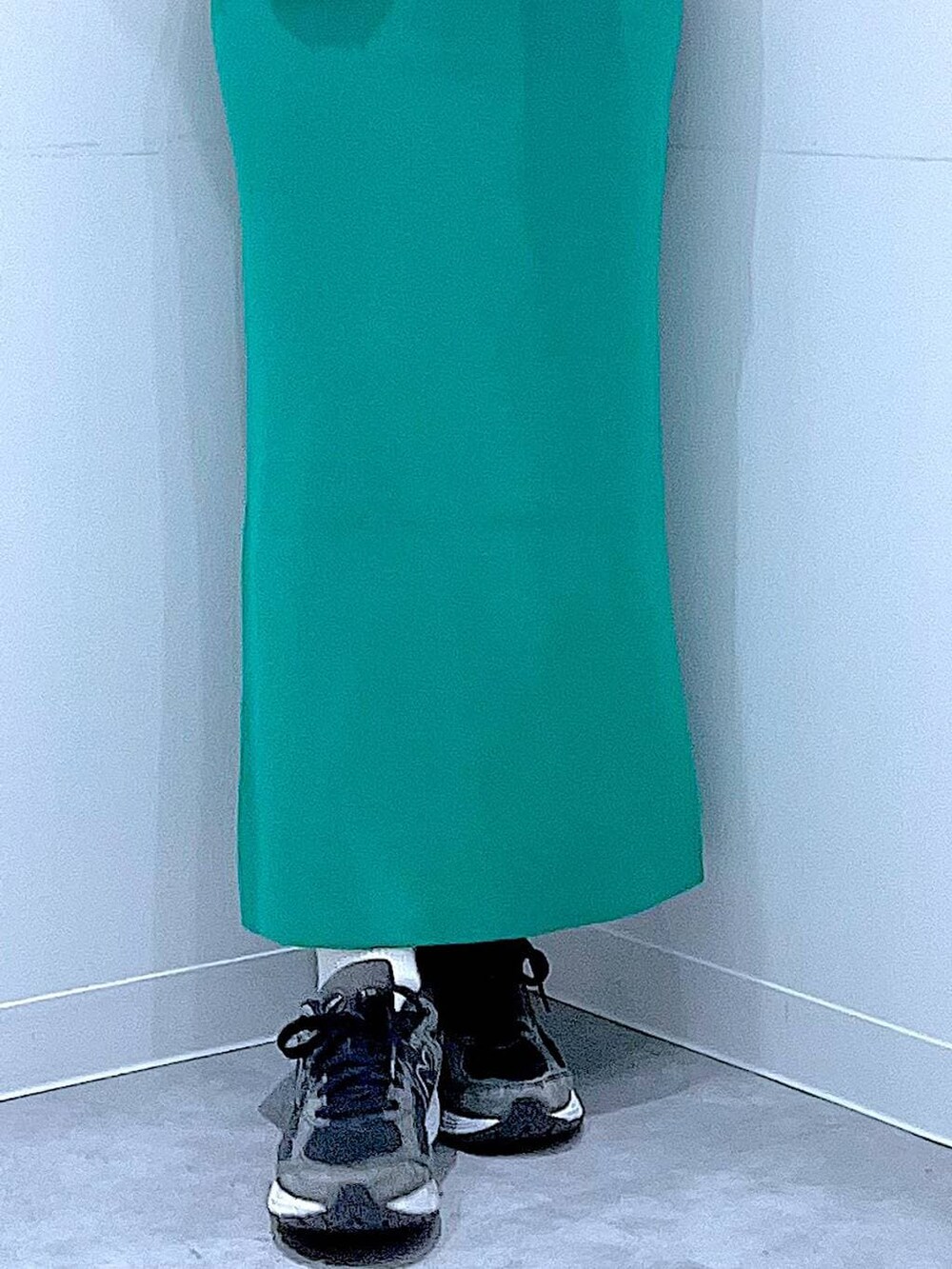 ブラック系のショルダーバッグ、ブルー系のカーディガン/ボレロ、グリーン系のスカートを着用したレディースの春コーディネートの8枚目の写真