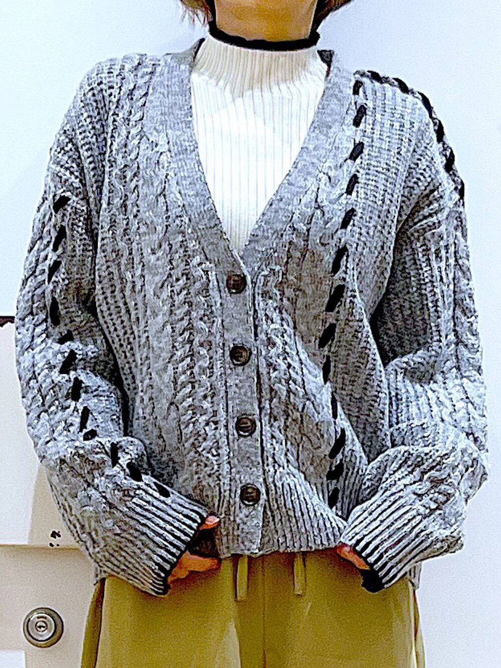 ベージュ系のニット/セーター、ベージュ系のブーツ、イエロー系のその他パンツを着用したレディースの冬コーディネートの7枚目の写真