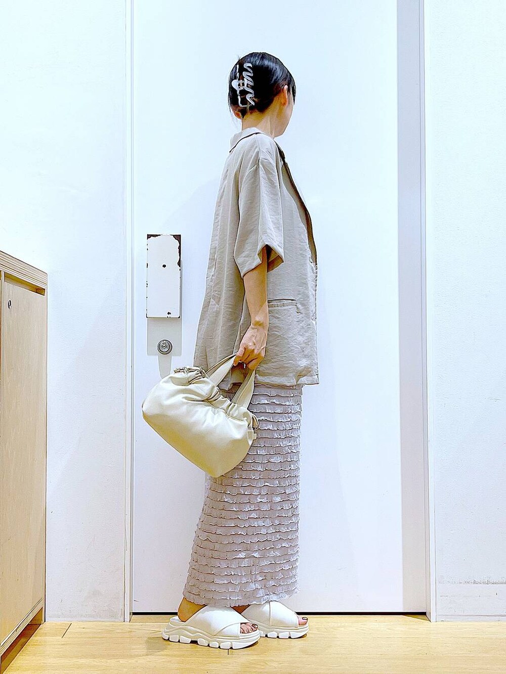 ホワイト系のサンダル、ホワイト系のショルダーバッグ、ホワイト系のTシャツ/カットソーを着用したレディースの夏コーディネートの4枚目の写真